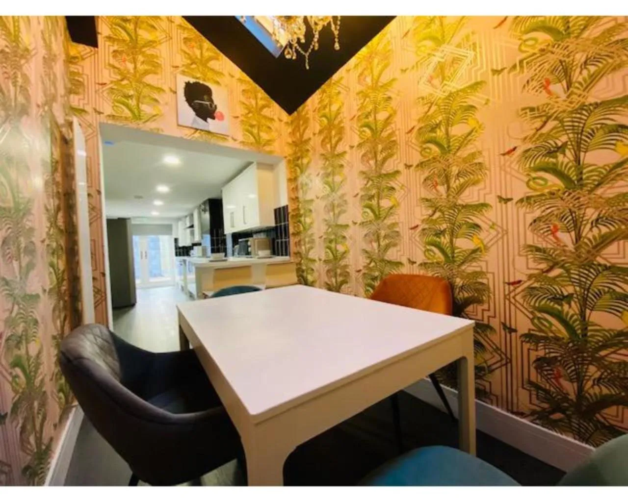 Dining area in Townhouse PLUS @ Lower Beth Street Stoke