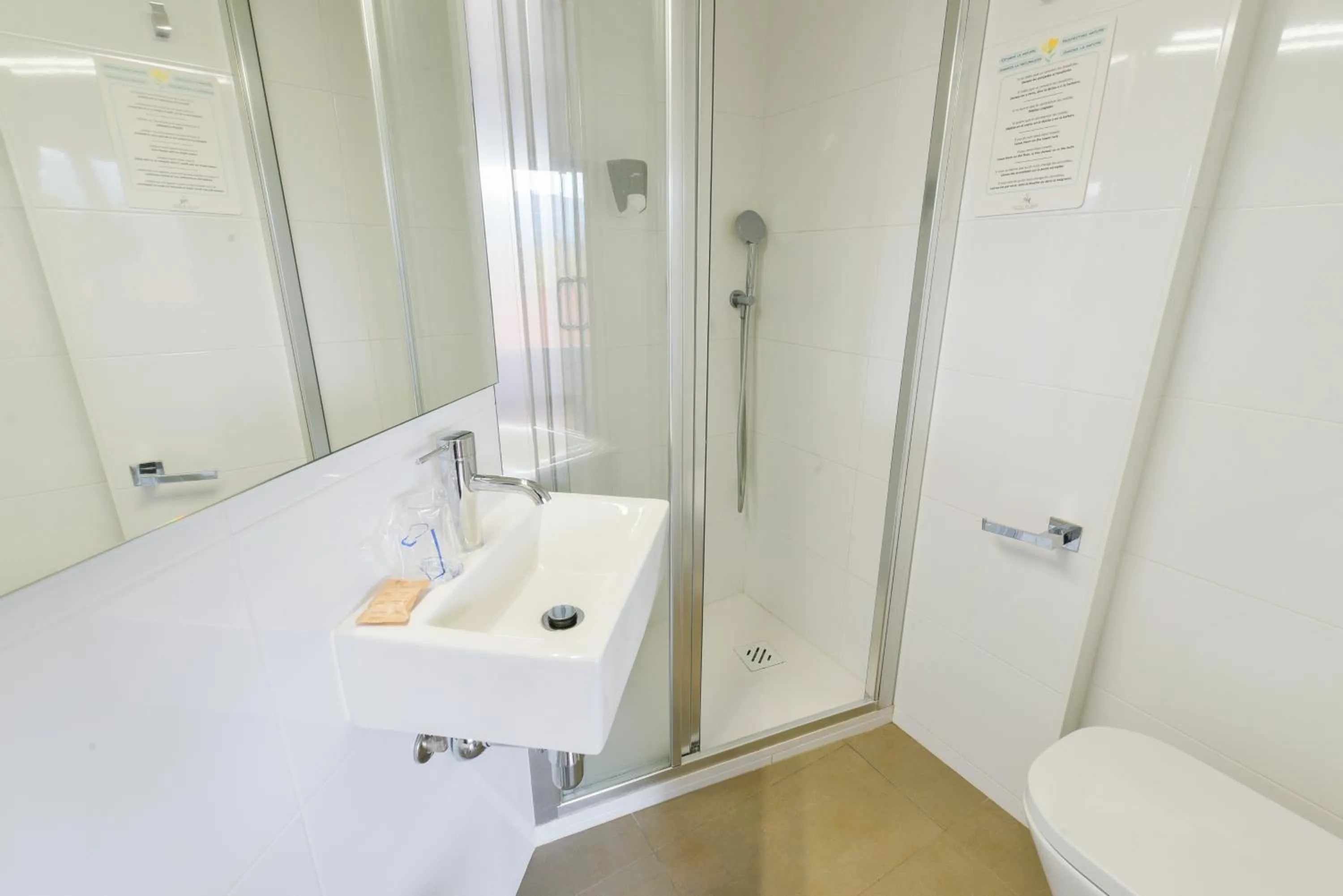 Shower in Hotel Robert