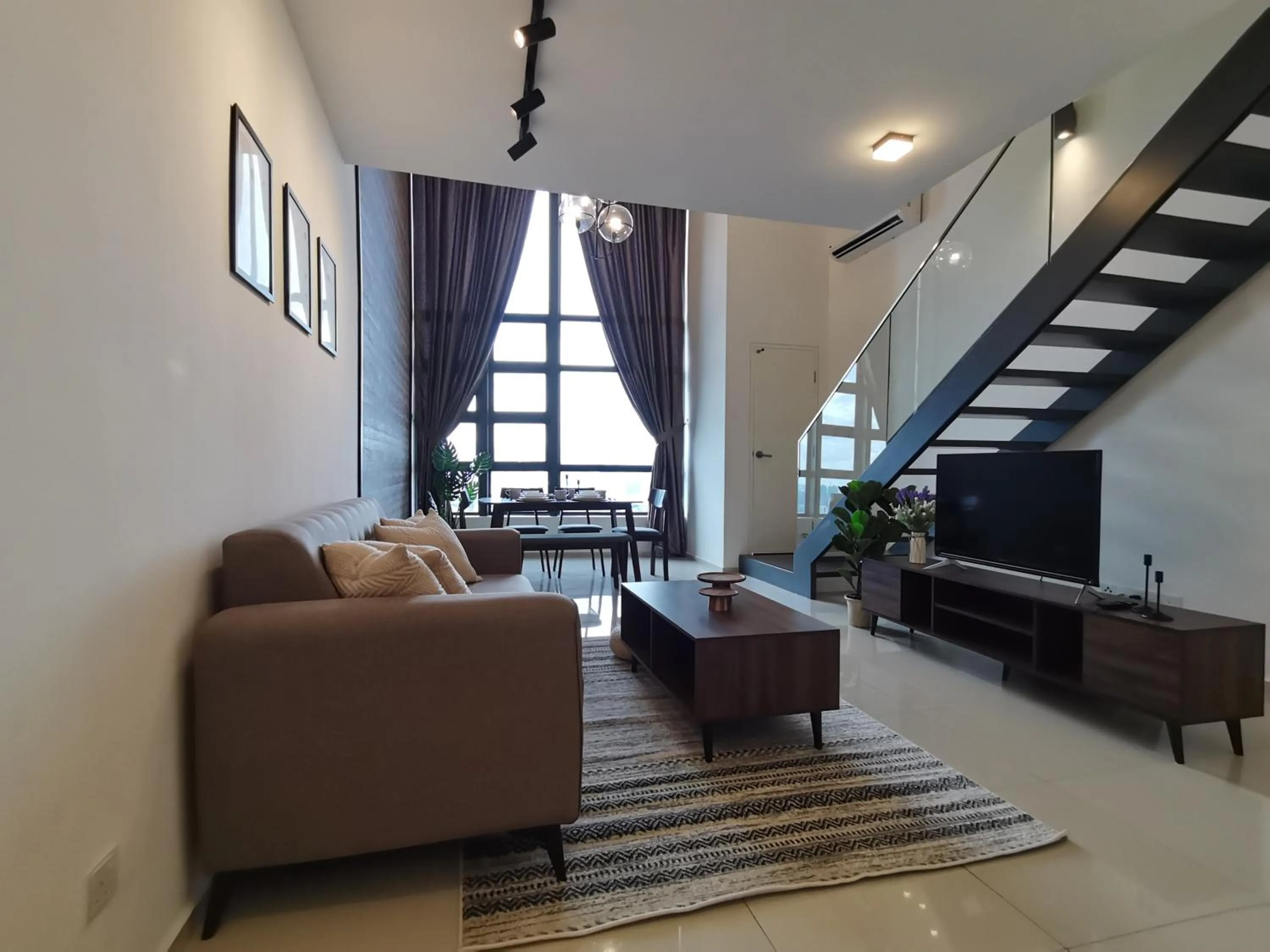 Living room in Eko Cheras Residences by De Space
