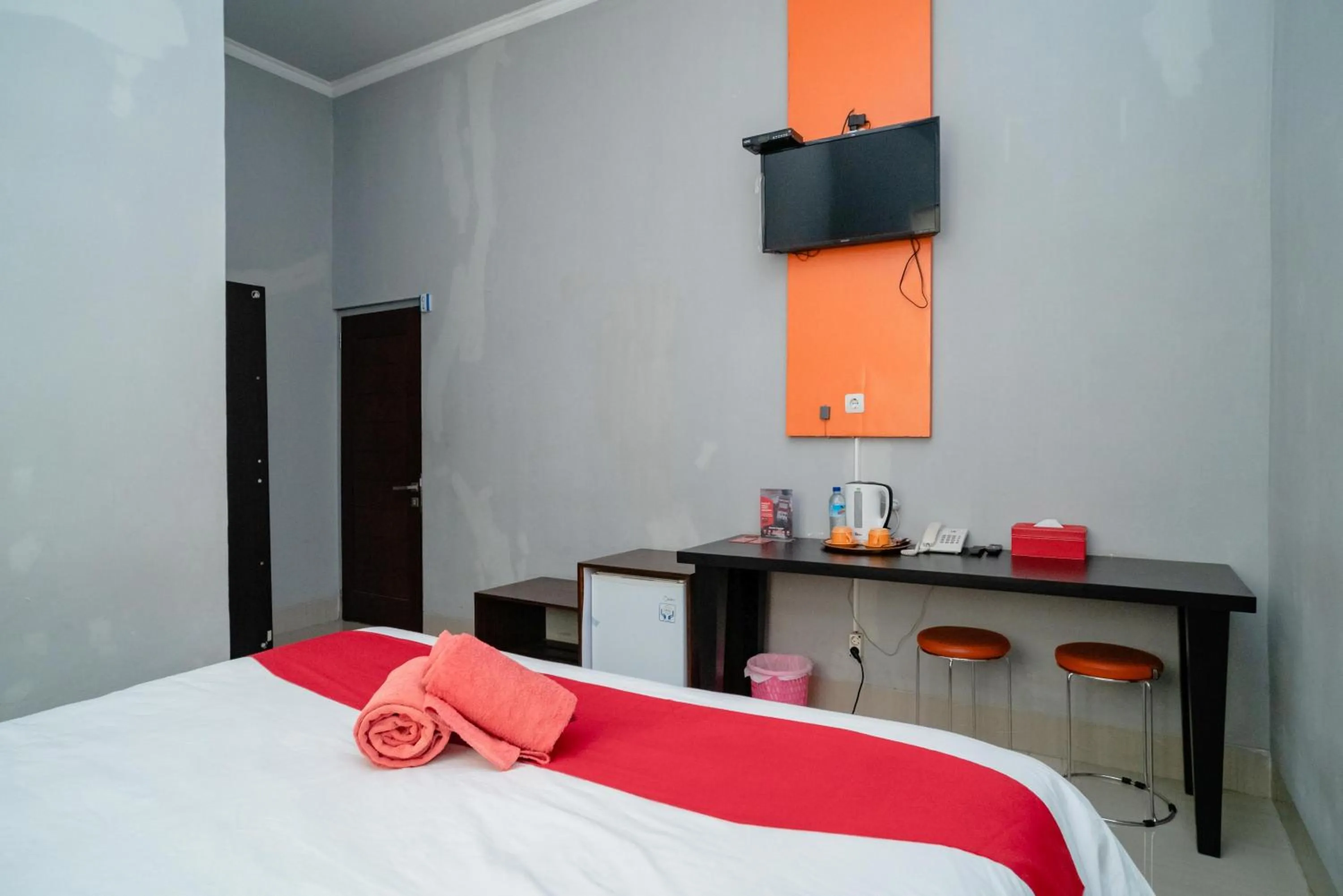 Bedroom, Bed in RedDoorz @ Jalan Pendidikan Mataram