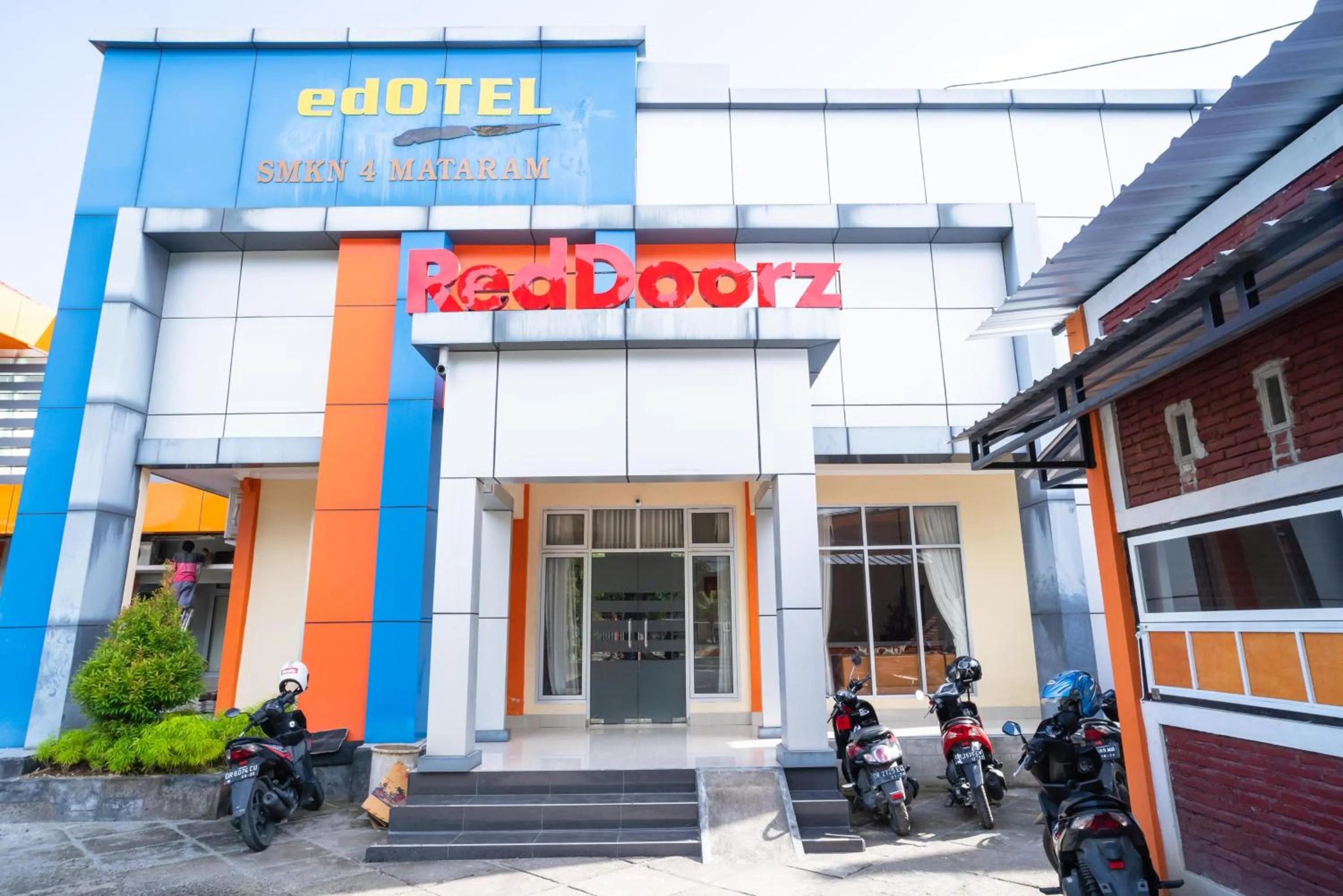 Property building in RedDoorz @ Jalan Pendidikan Mataram