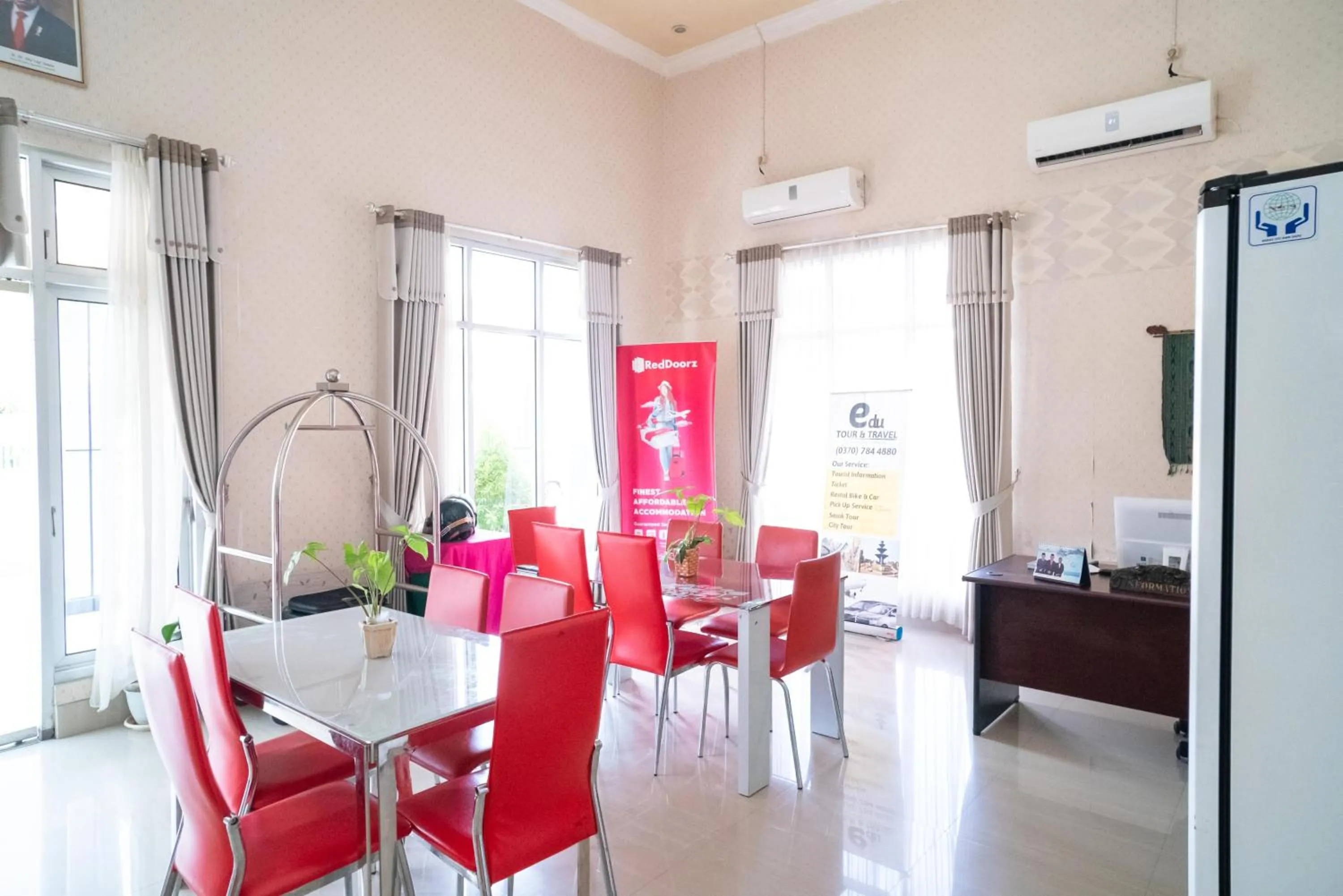 Dining area in RedDoorz @ Jalan Pendidikan Mataram