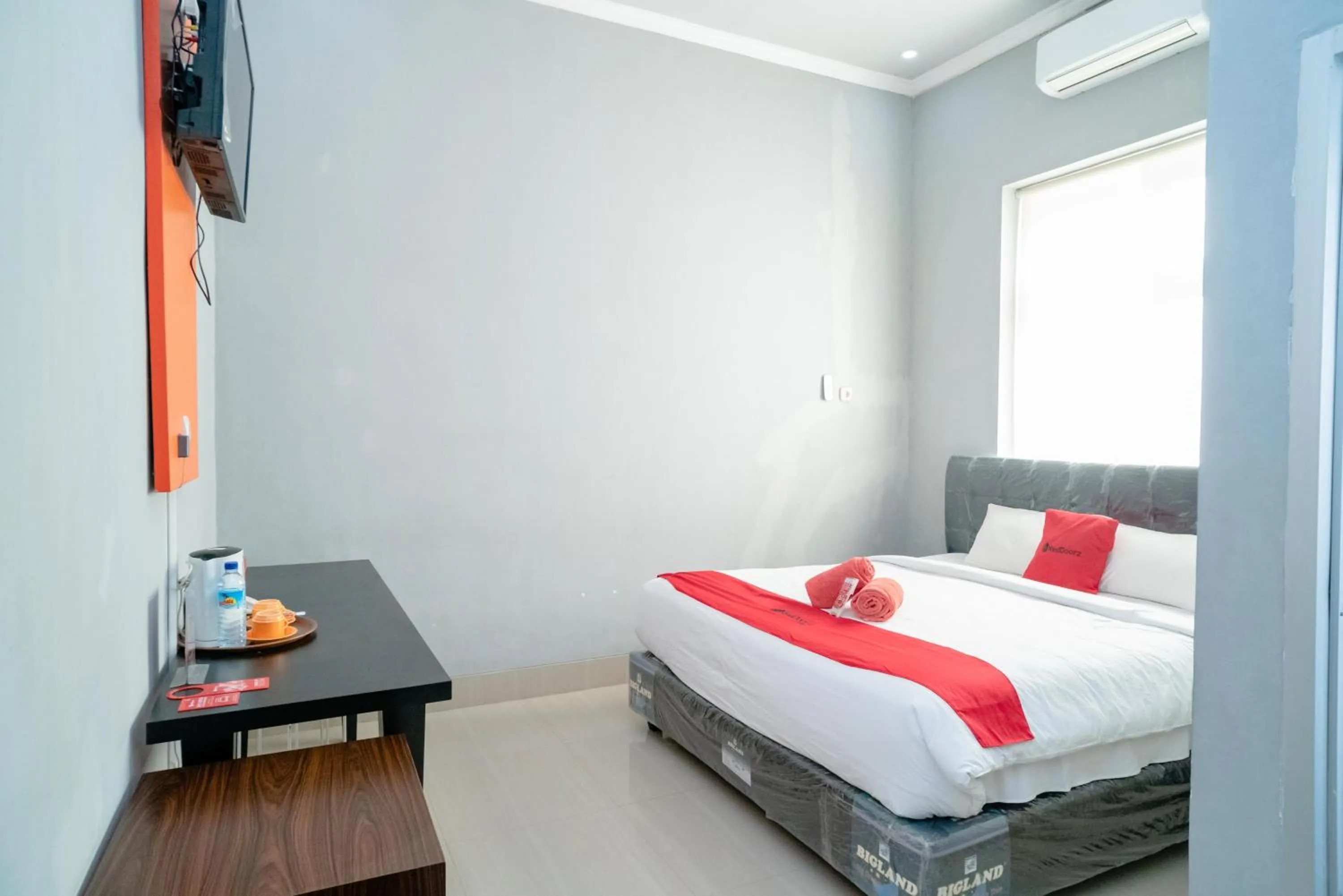 Bedroom, Bed in RedDoorz @ Jalan Pendidikan Mataram