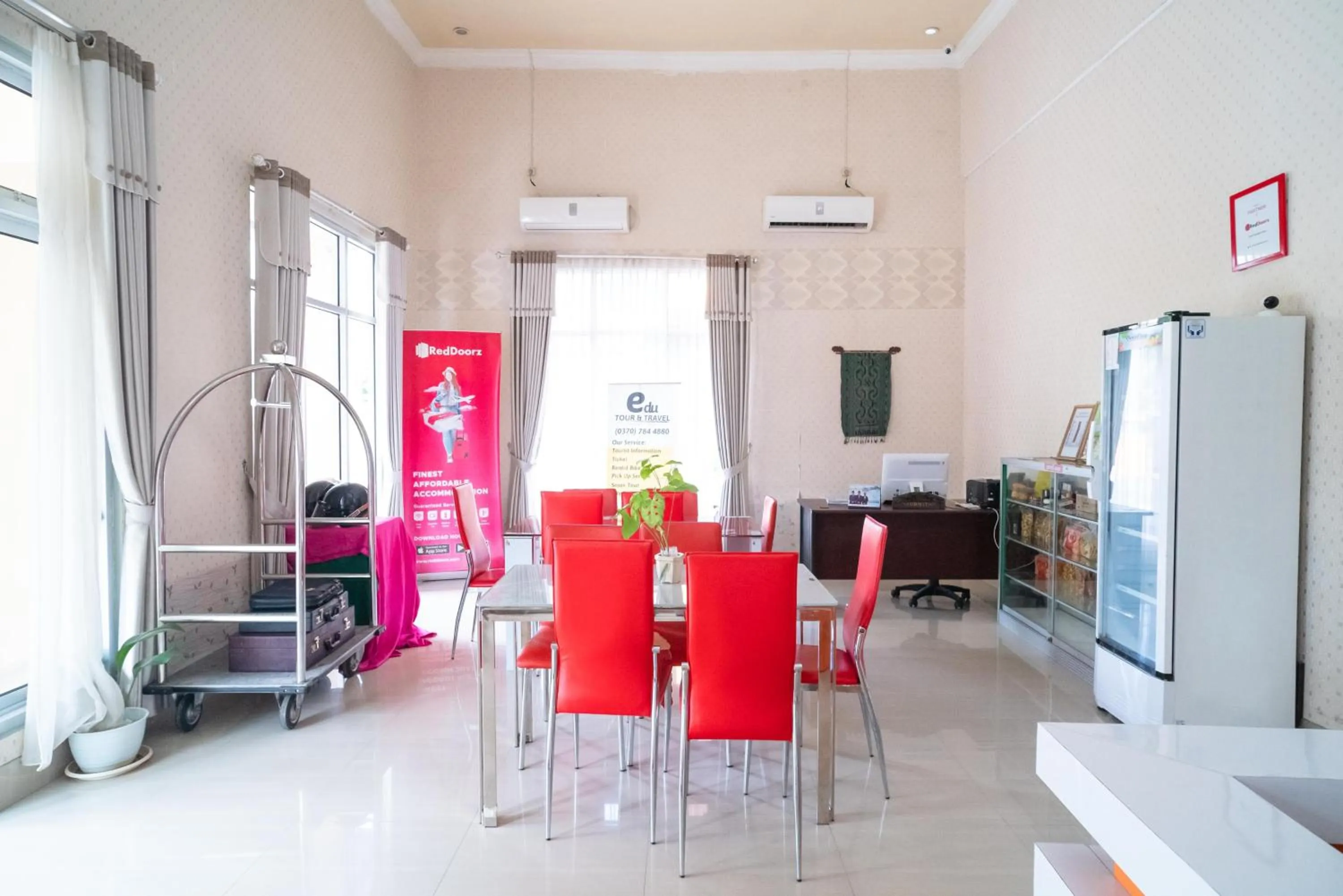Dining area in RedDoorz @ Jalan Pendidikan Mataram