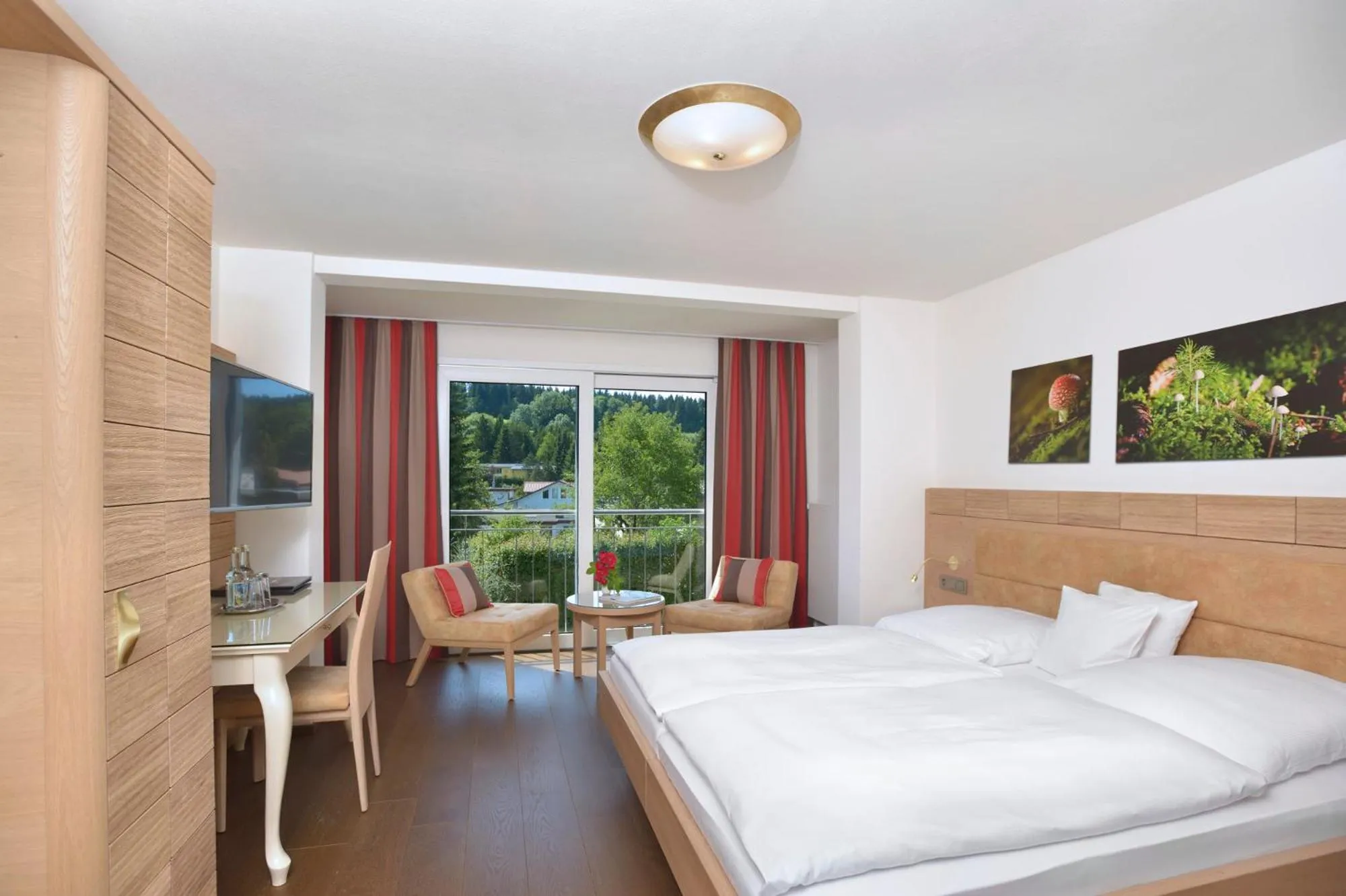 Photo of the whole room, Bed in Hotel Hohe Linde