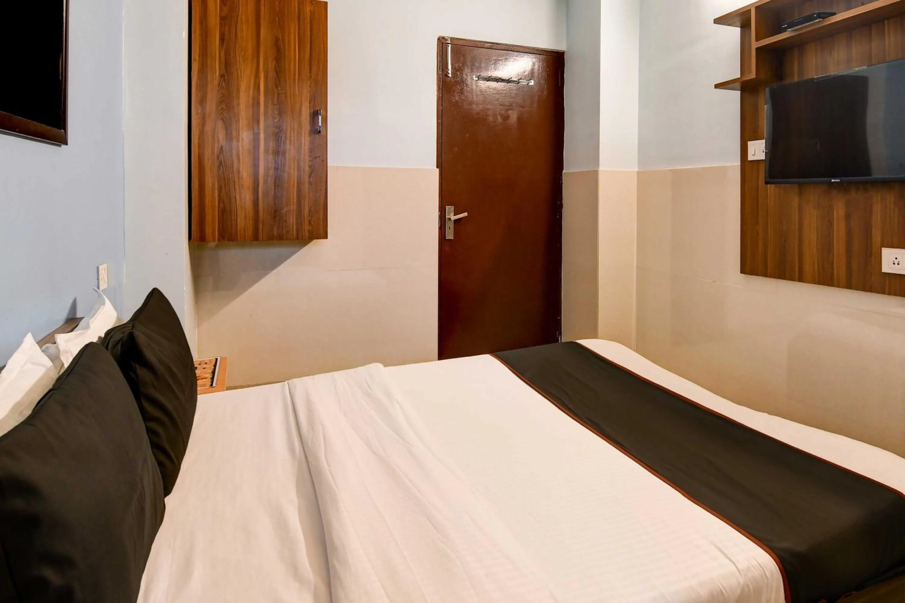 Bedroom, Bed in Super Hotel O New KOLKATA HOTEL