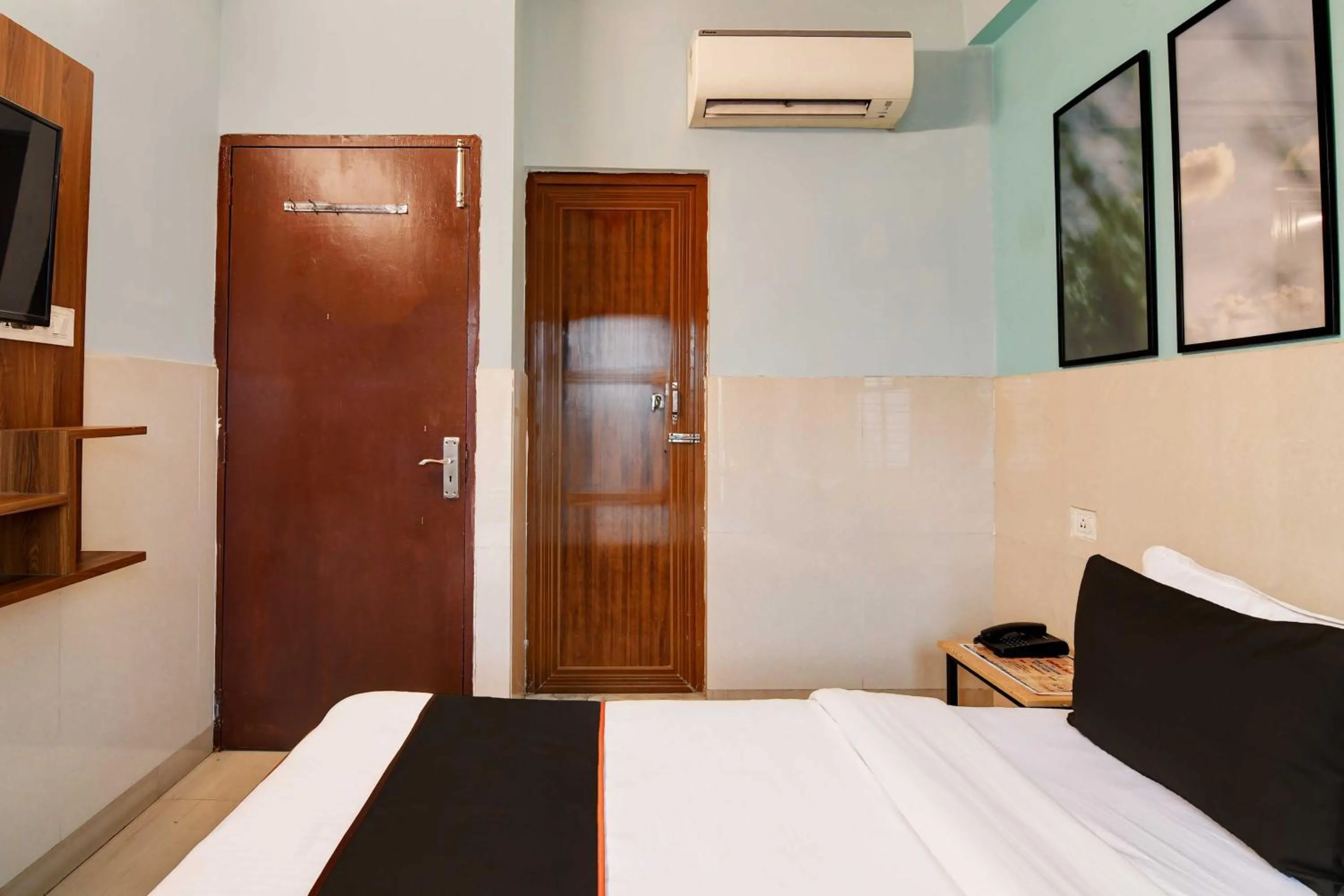 Bedroom, Bed in Super Hotel O New KOLKATA HOTEL