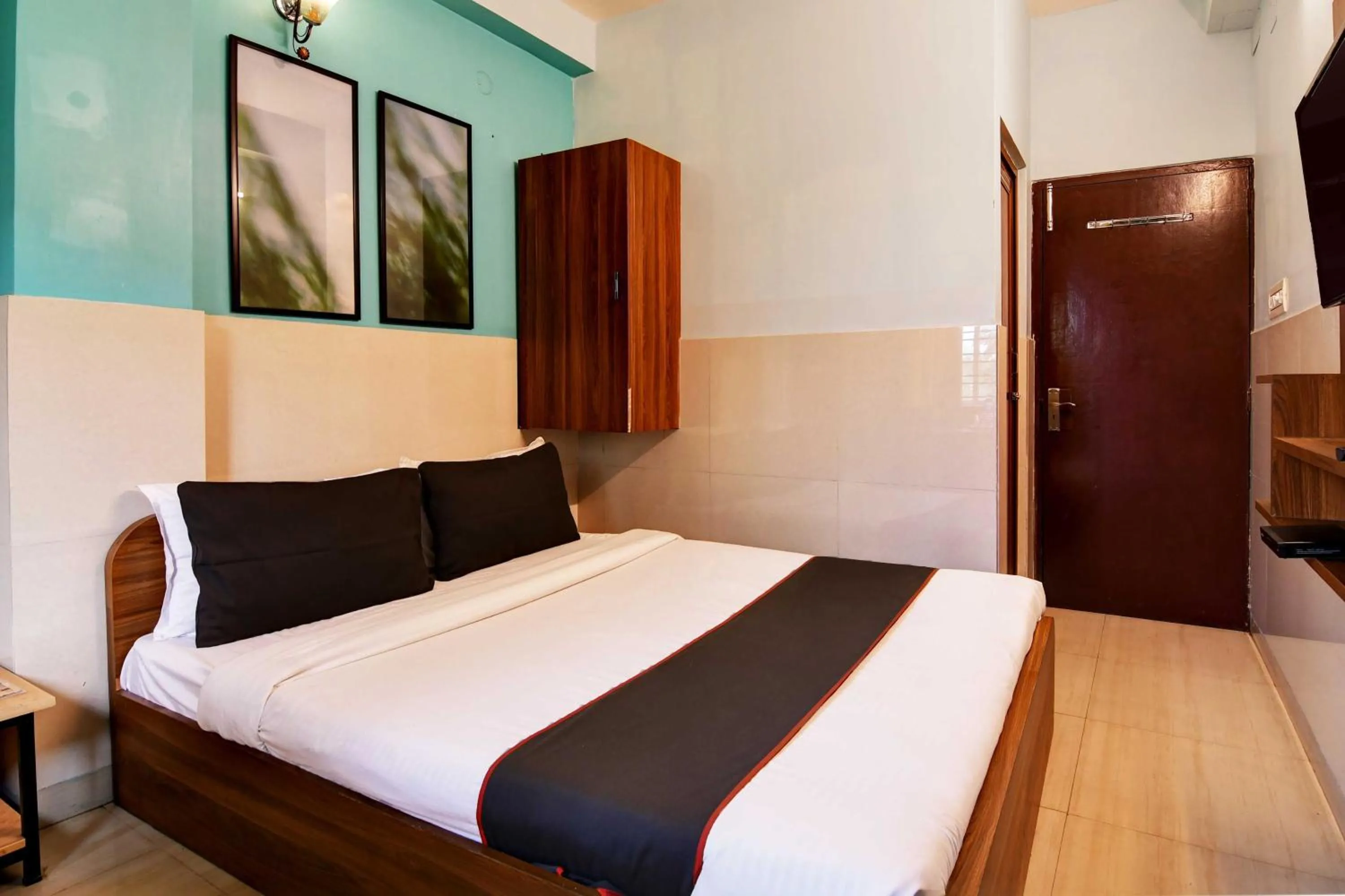 Bedroom, Bed in Super Hotel O New KOLKATA HOTEL