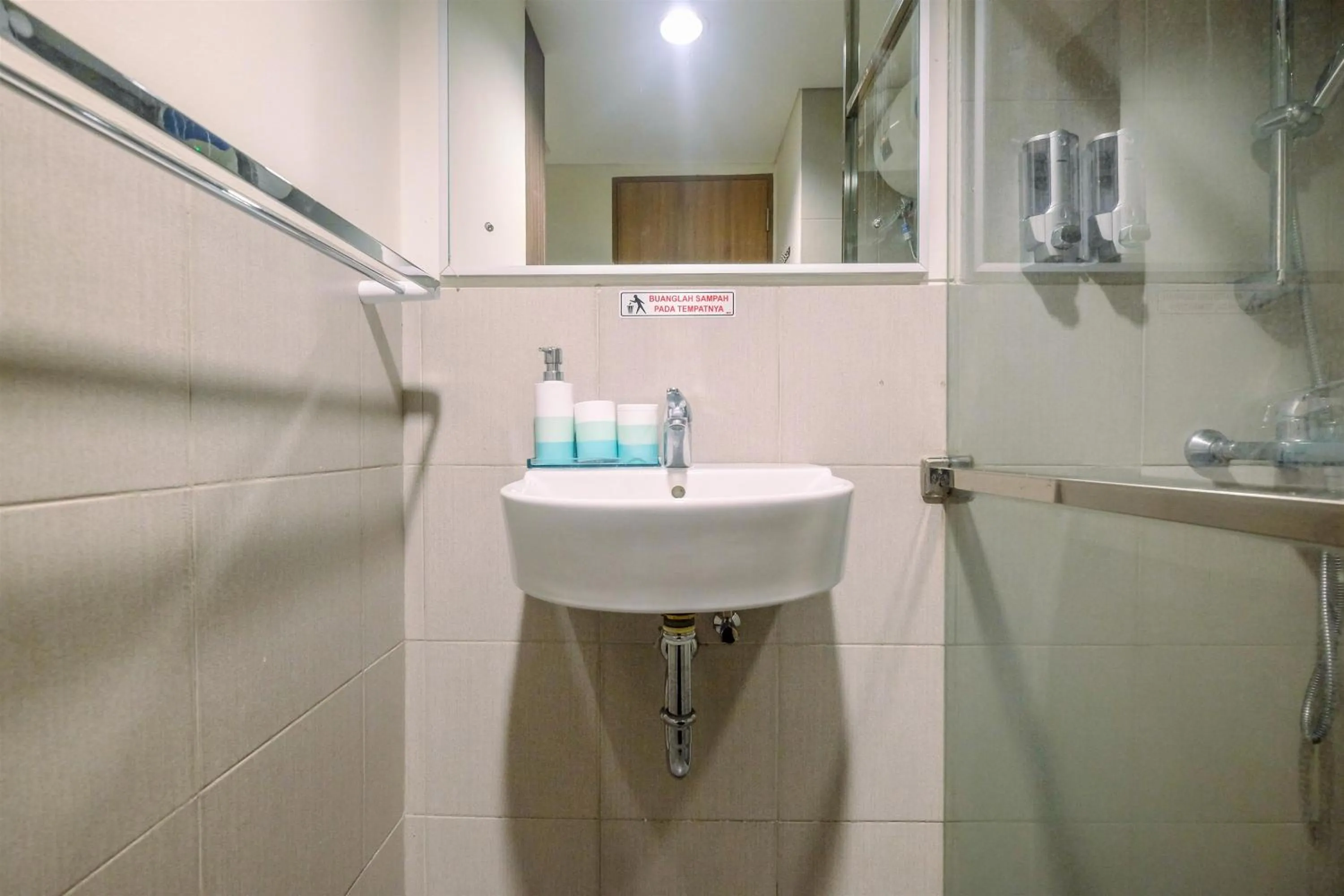 Bathroom in Minimalist Studio at 11st Floor Bogor Icon Apartment By Travelio