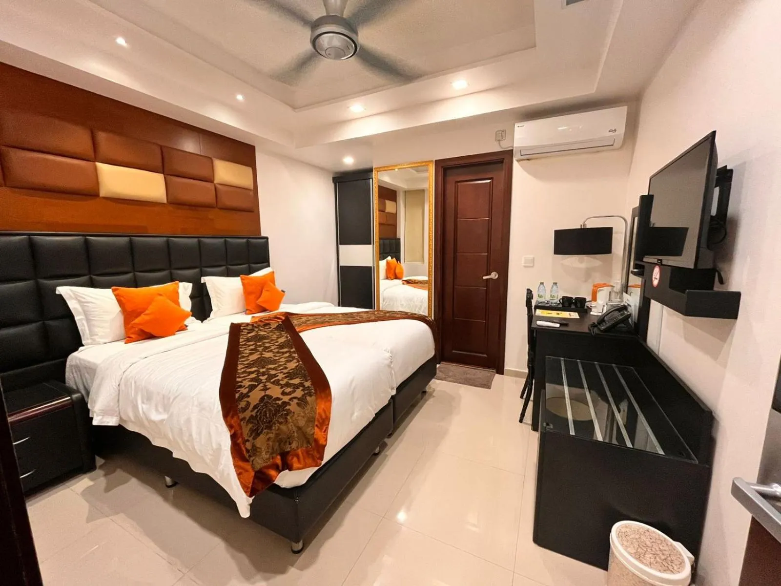 Photo of the whole room, Bed in Rivethi Beach