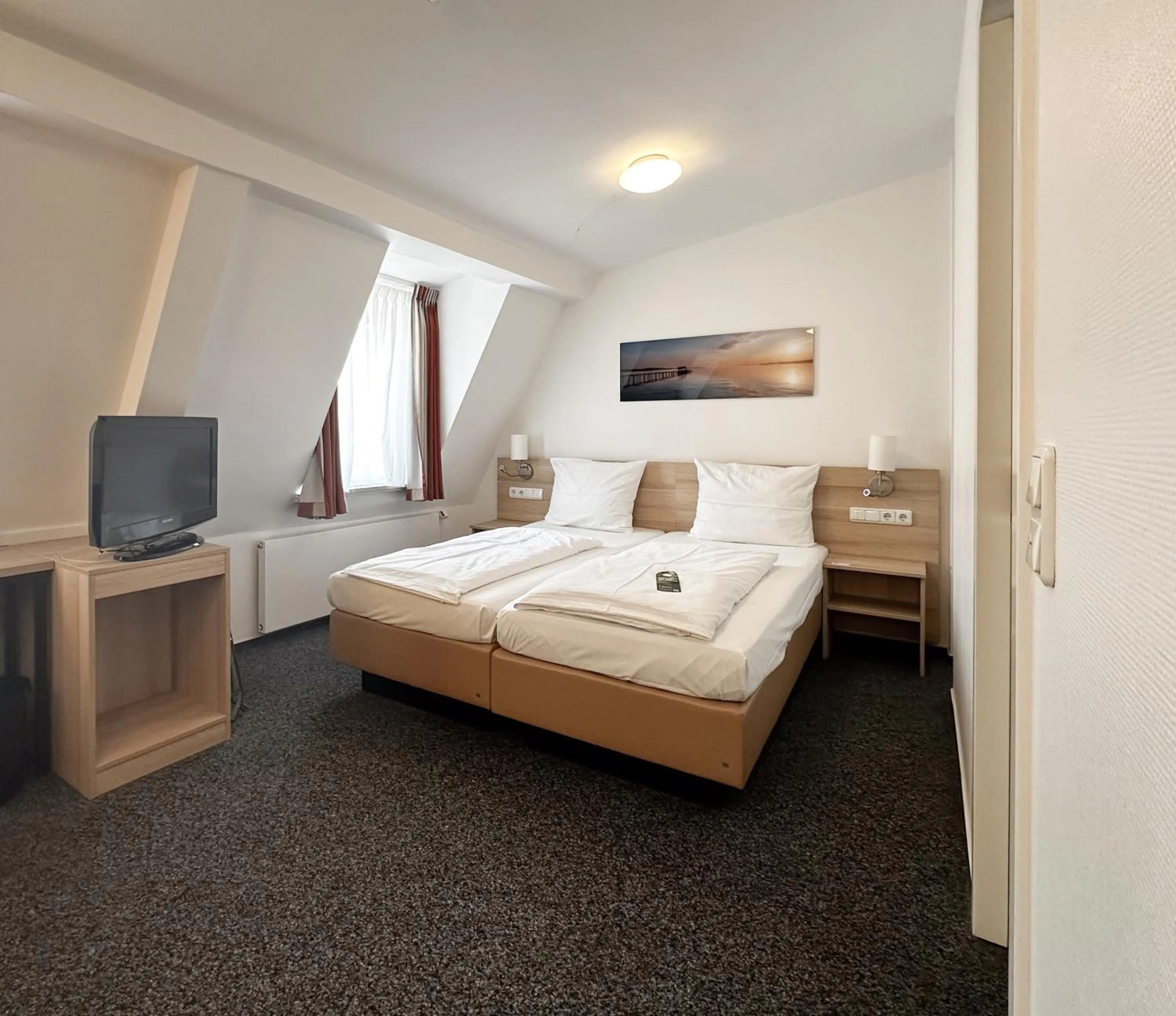 Photo of the whole room, Bed in Hotel Berliner Hof by Coffee Fellows Hotels