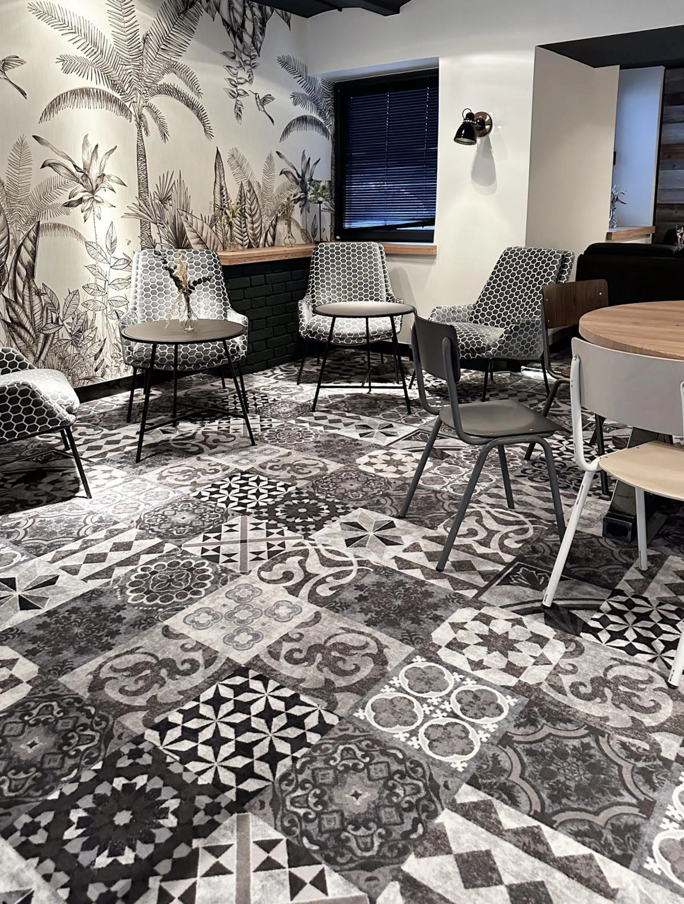 Communal lounge/ TV room in Hotel Berliner Hof by Coffee Fellows Hotels