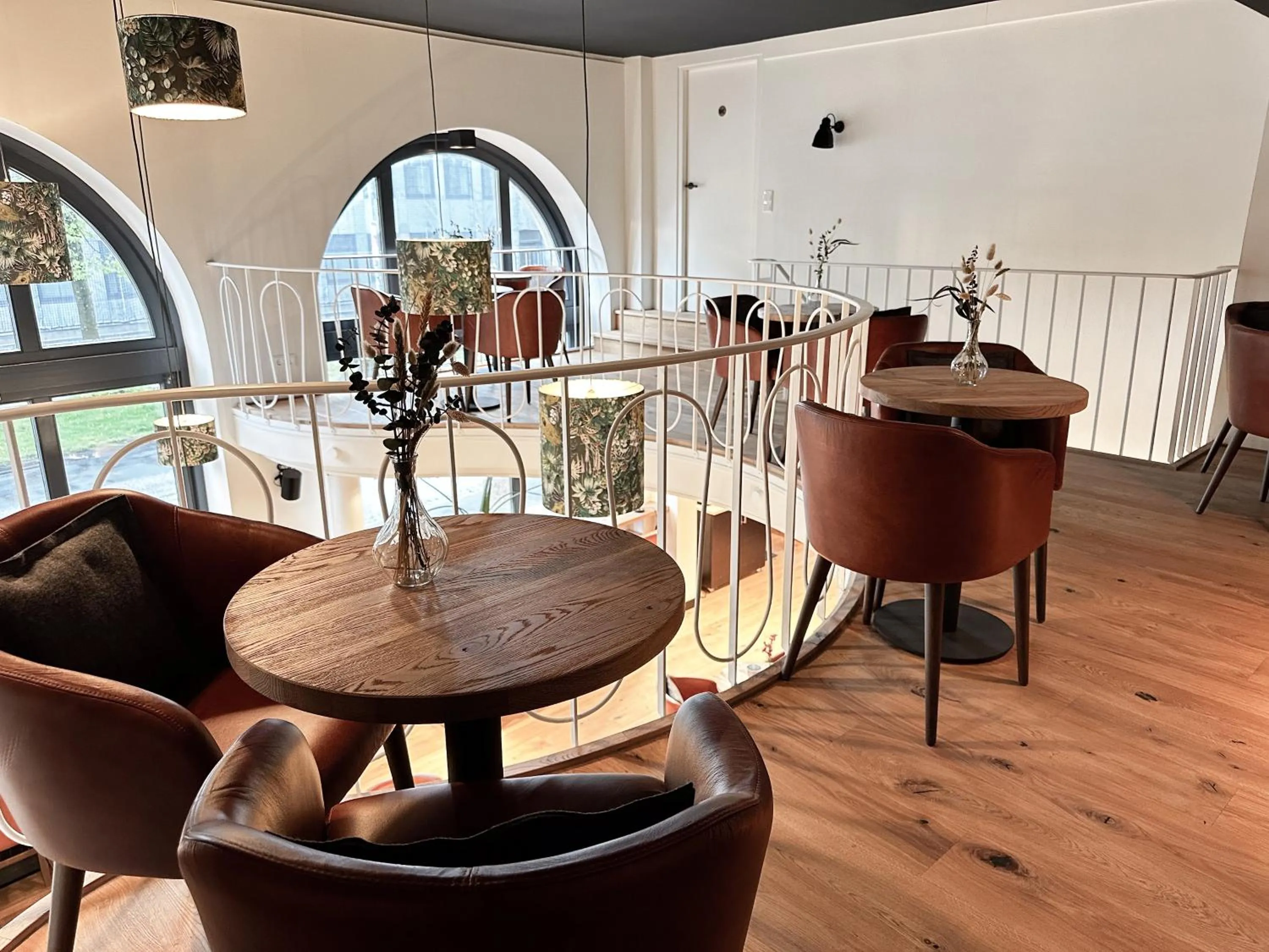 Communal lounge/ TV room in Hotel Berliner Hof by Coffee Fellows Hotels