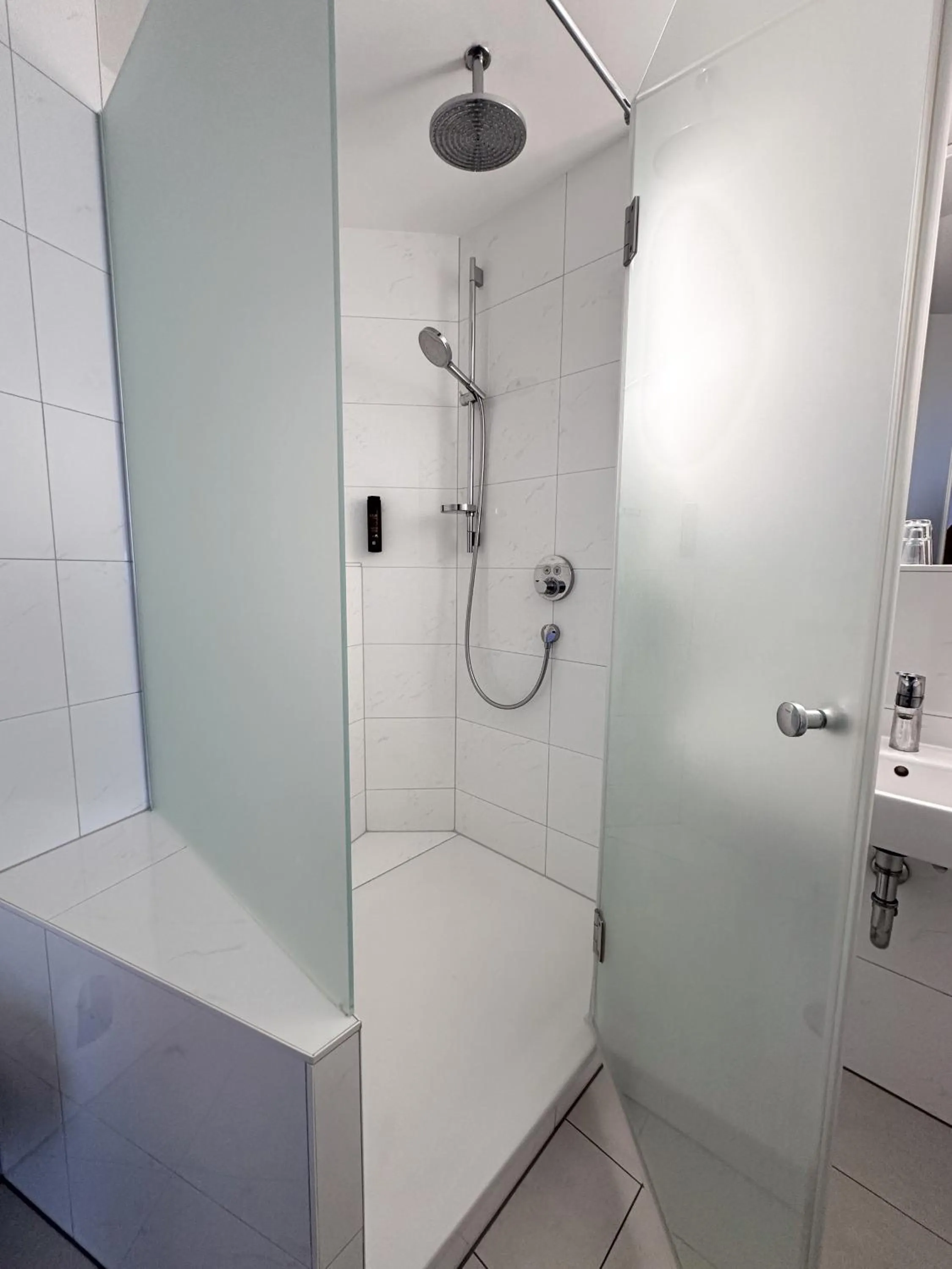 Bathroom in Hotel Berliner Hof by Coffee Fellows Hotels