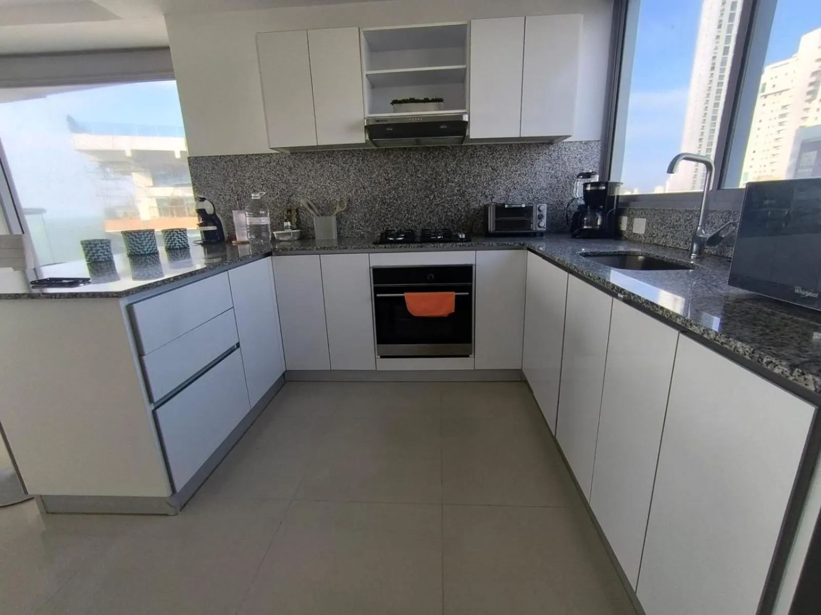 Kitchen or kitchenette in Apartamentos frente al mar en Morros City