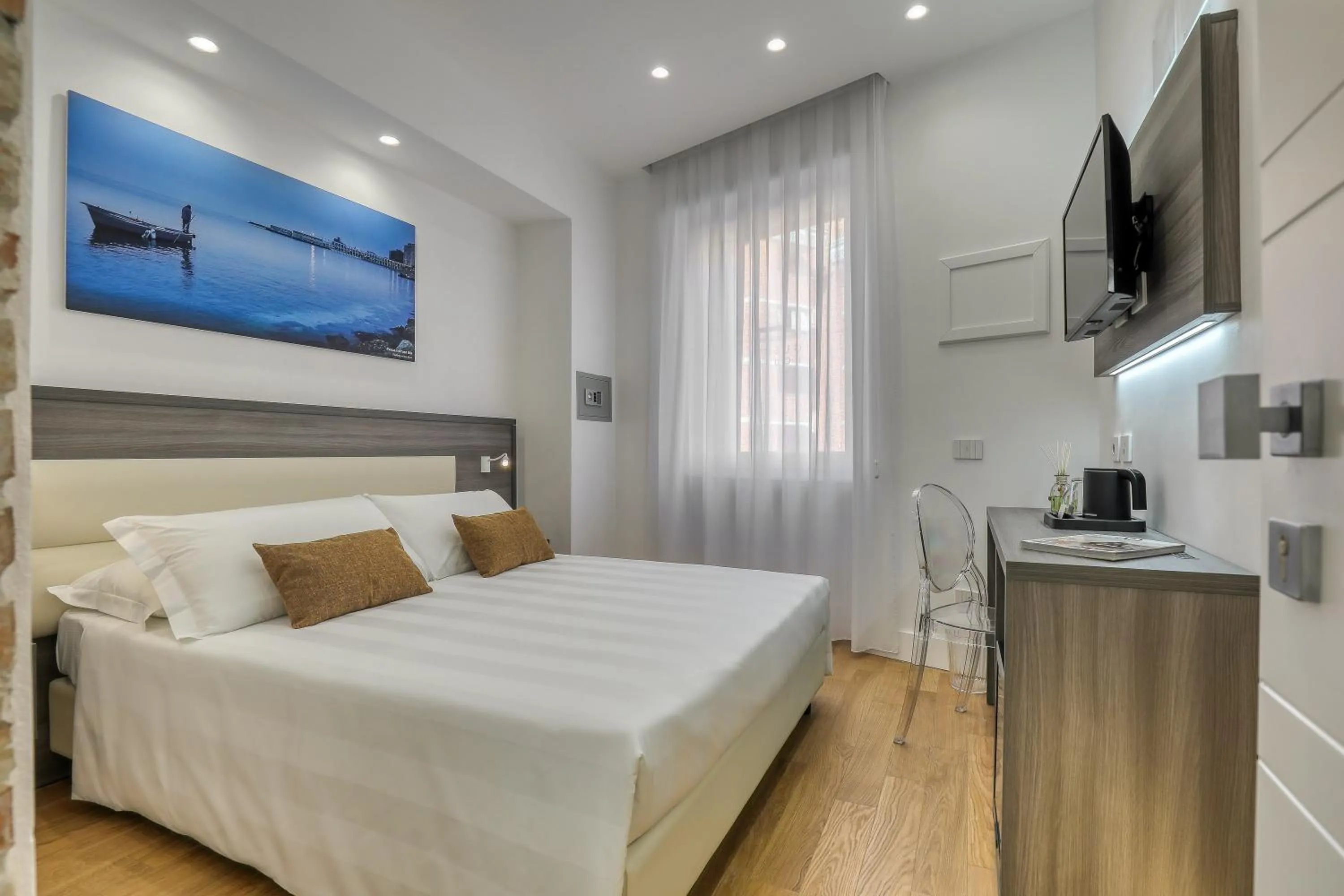 Photo of the whole room, Bed in Gallery Suite