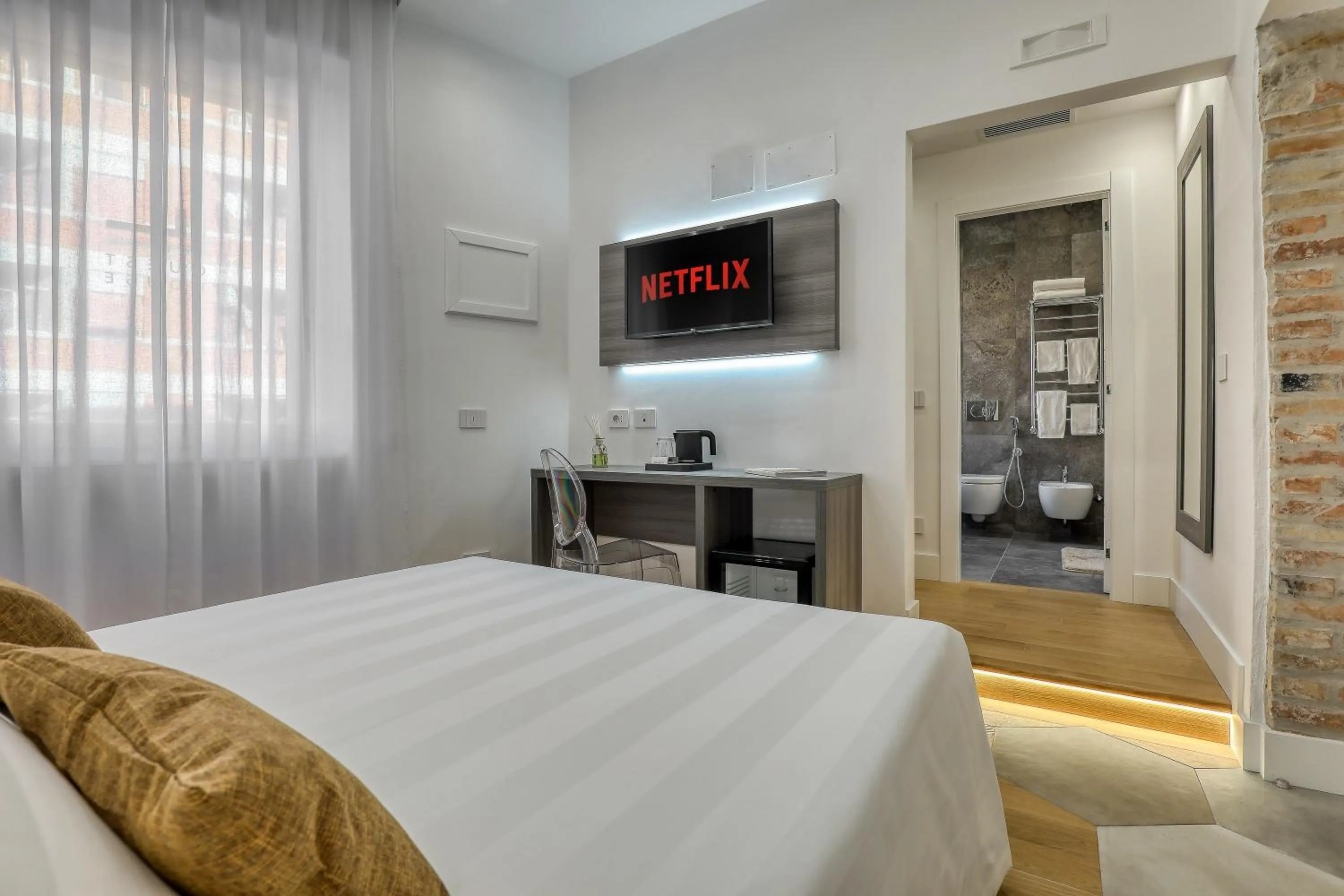 Photo of the whole room, Bed in Gallery Suite