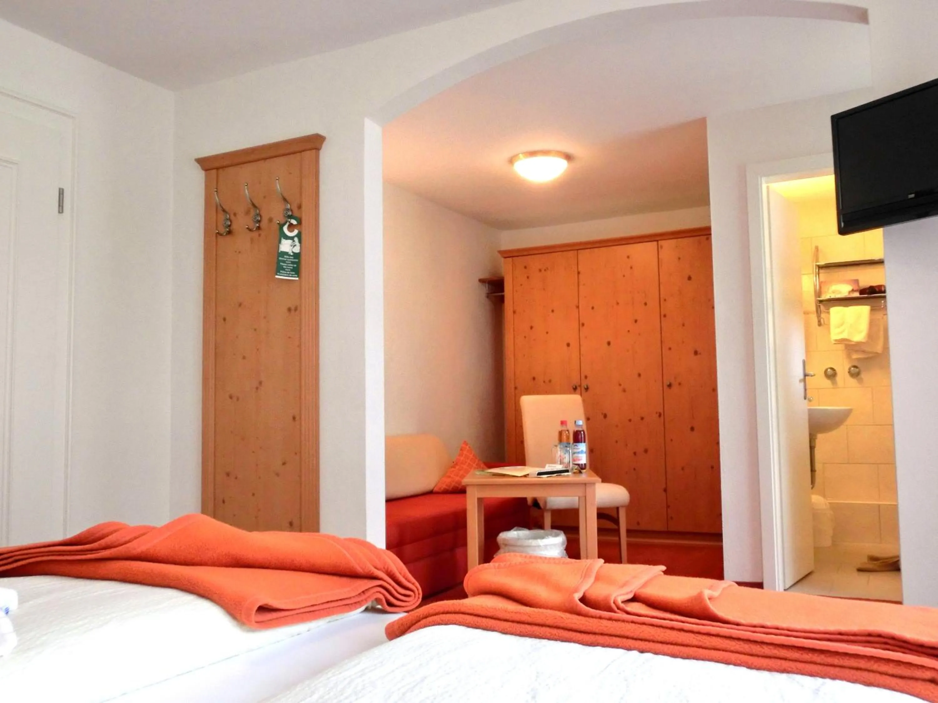 Photo of the whole room, Bed in Hotel-Garni Drachenburg