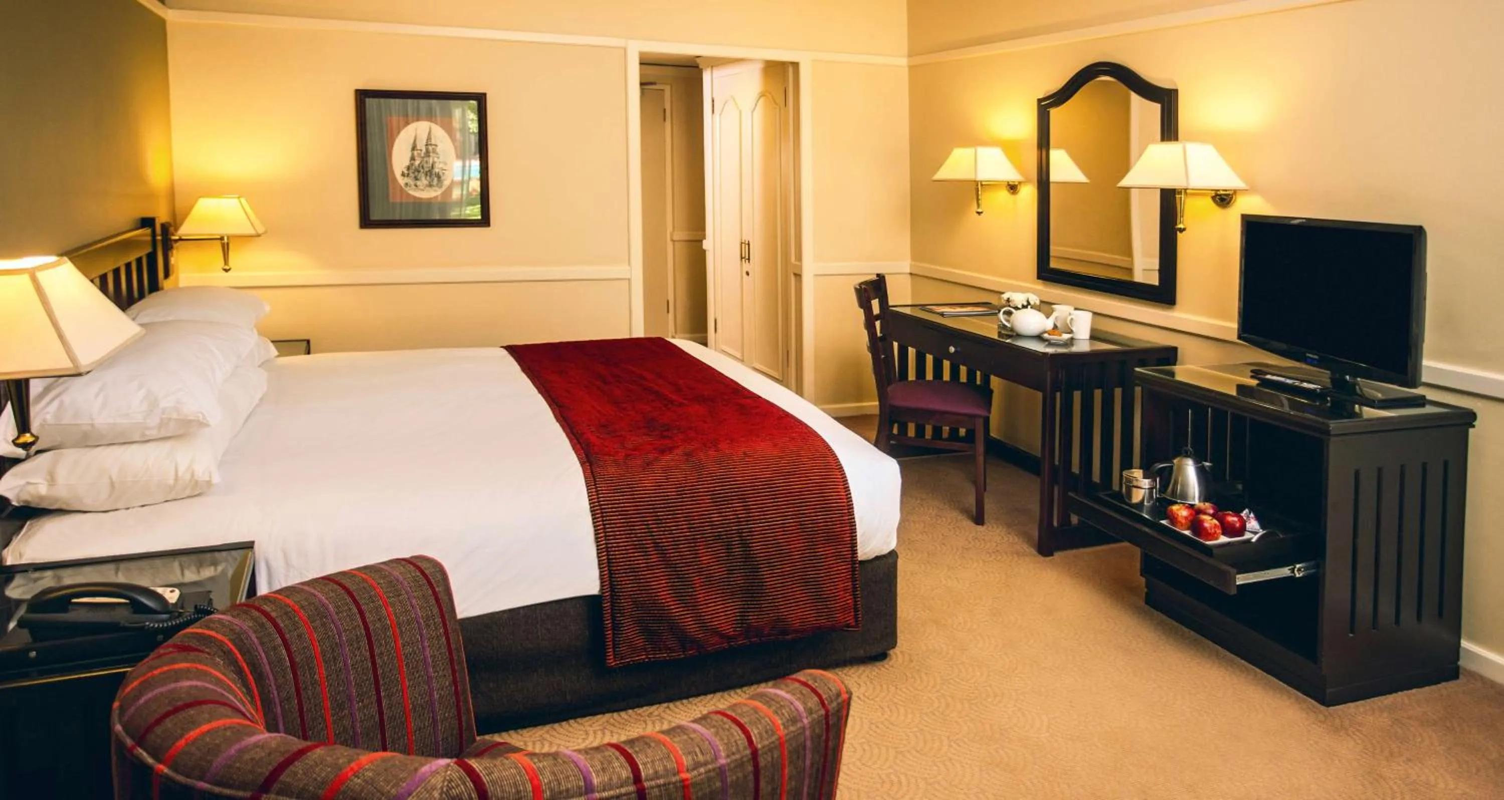 Photo of the whole room, Bed in Southern Sun Bloemfontein