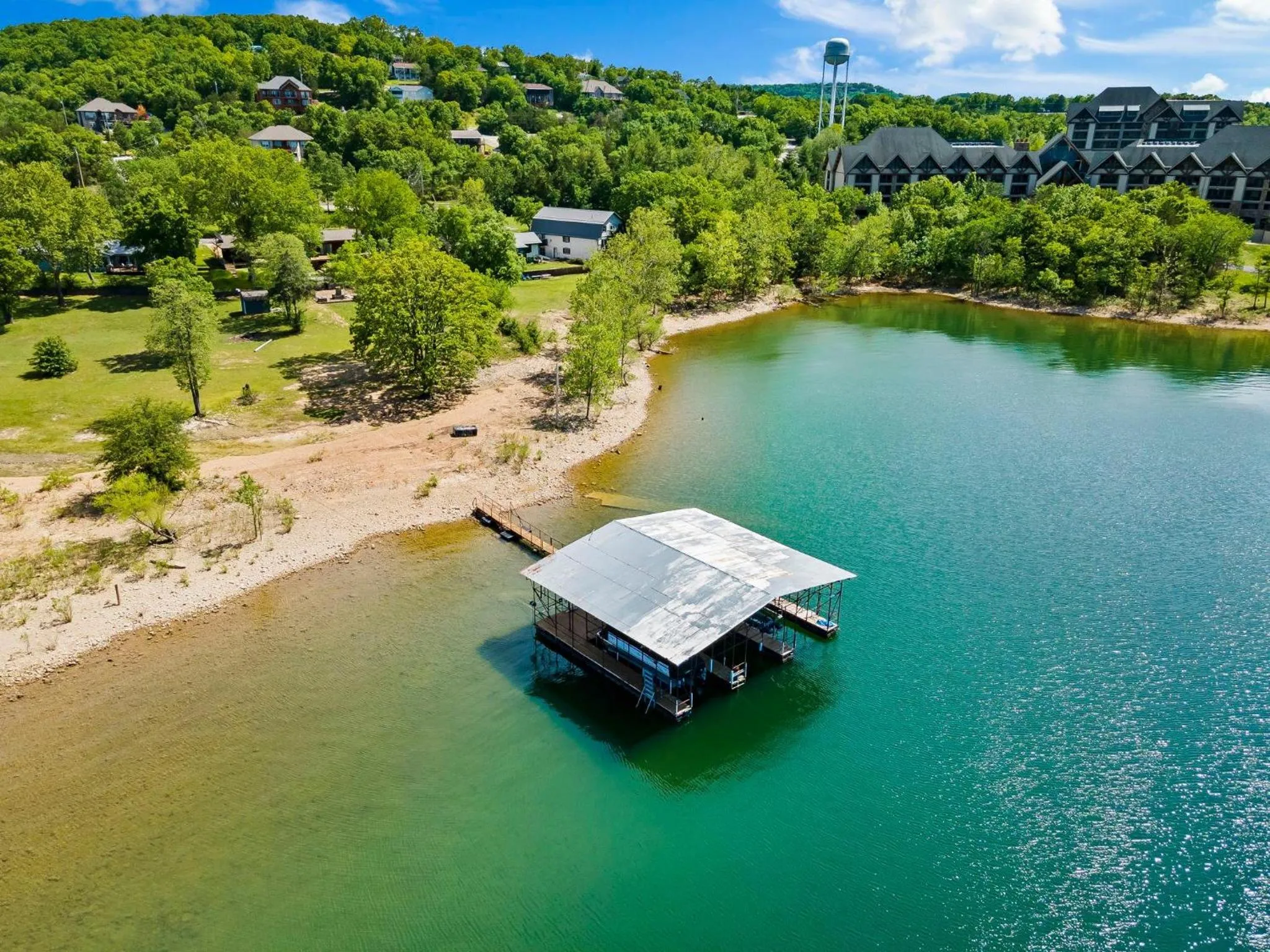 Lake Escape Lakefront Lodge at Red Bud Cove