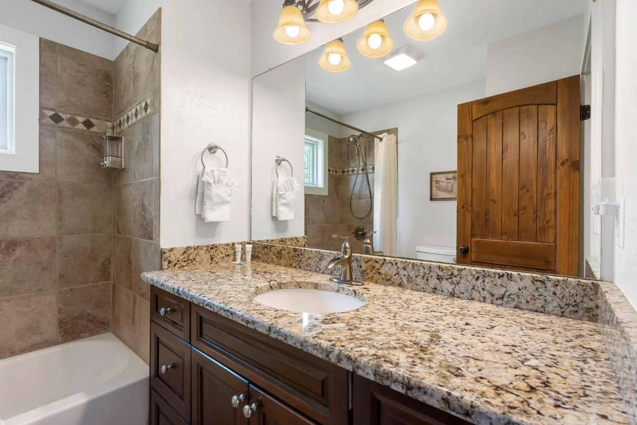 Lake Escape Lakefront Lodge at Red Bud Cove