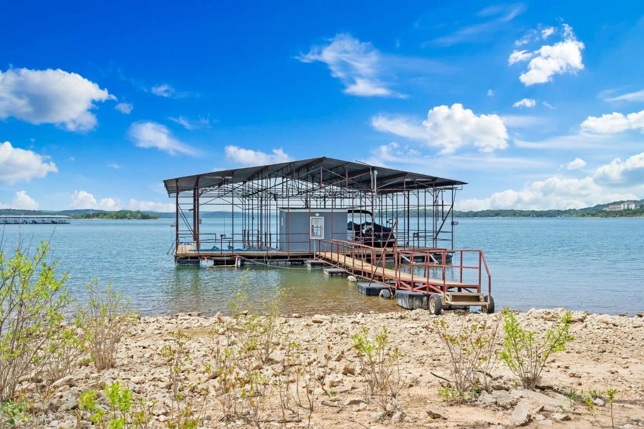 Lake Escape Lakefront Lodge at Red Bud Cove