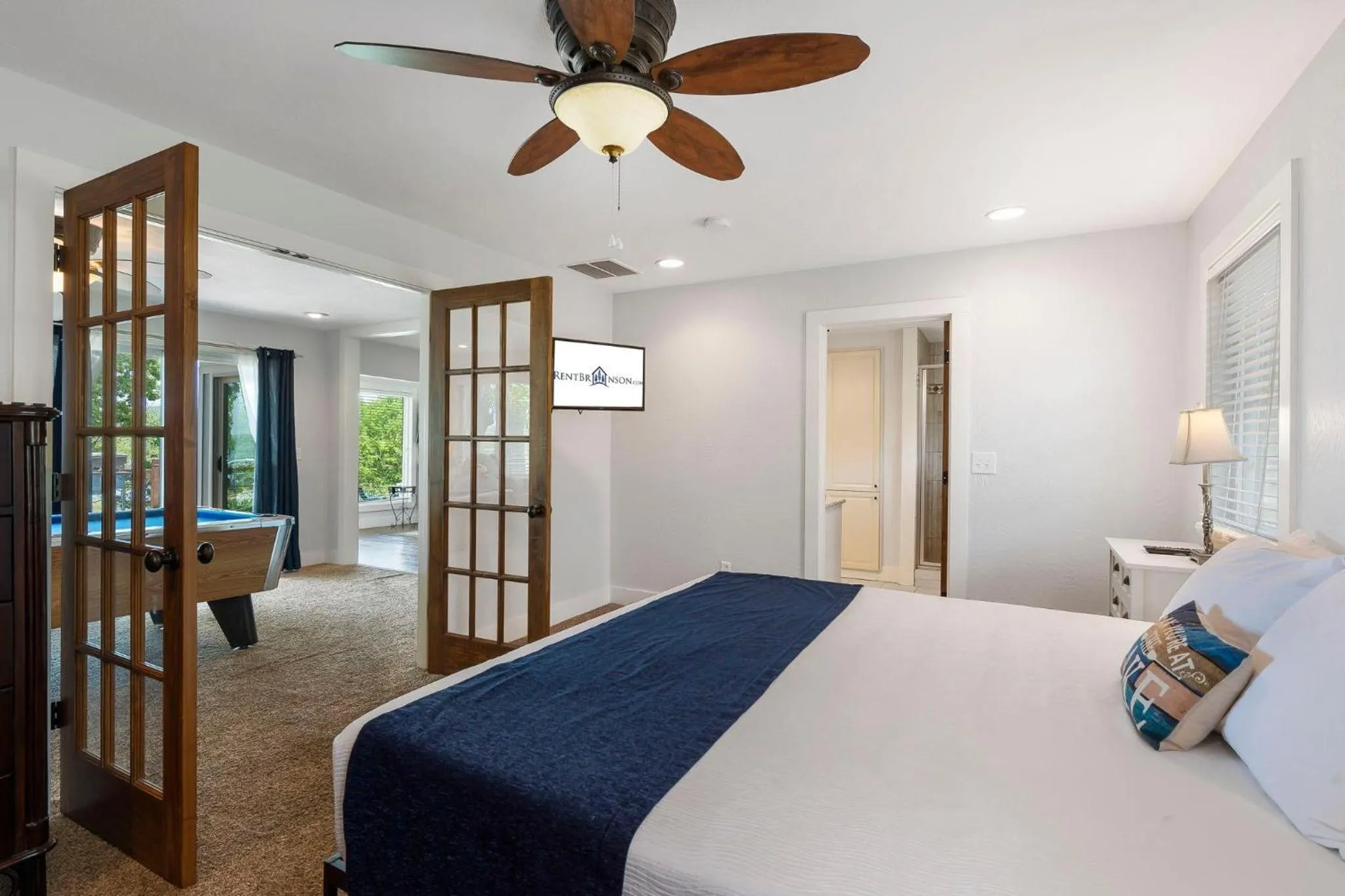 Lake Escape Lakefront Lodge at Red Bud Cove