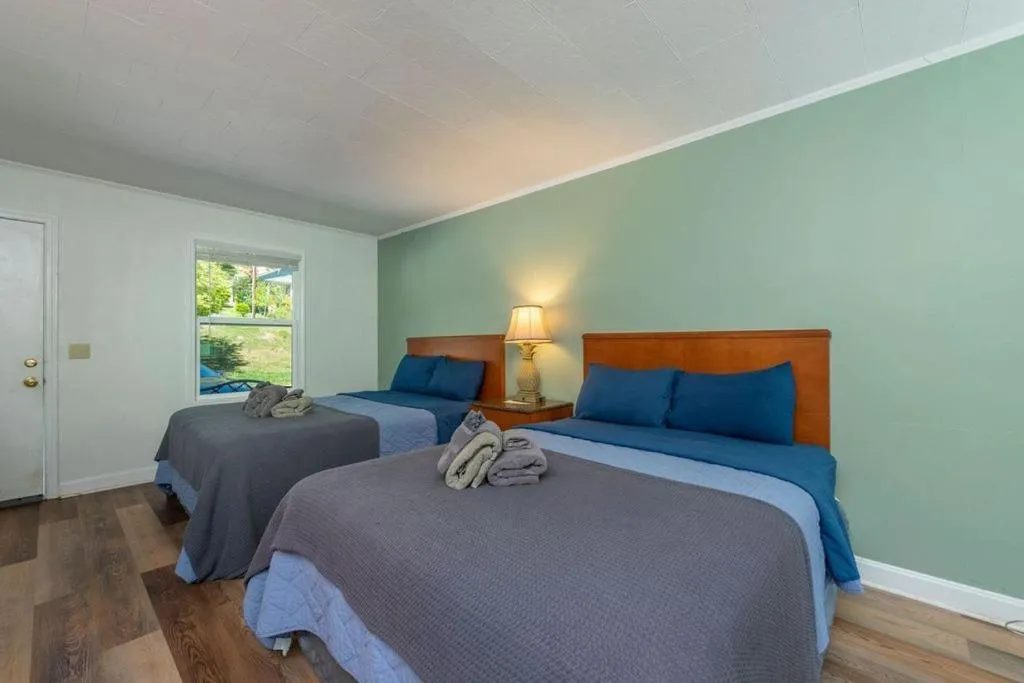 Geneva Hotel & Tiki Bar