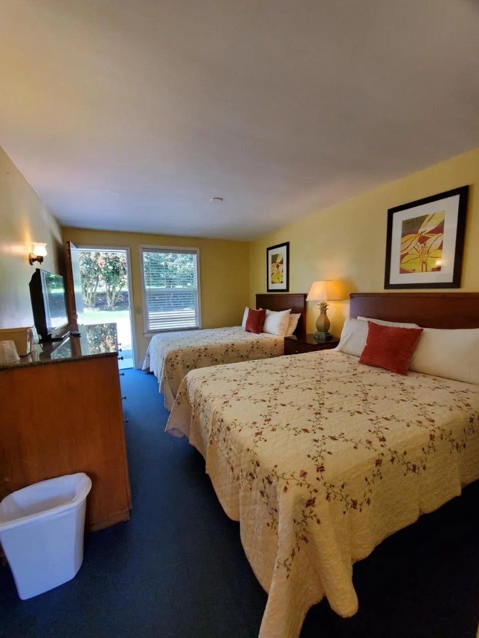 Photo of the whole room in Geneva Hotel & Tiki Bar