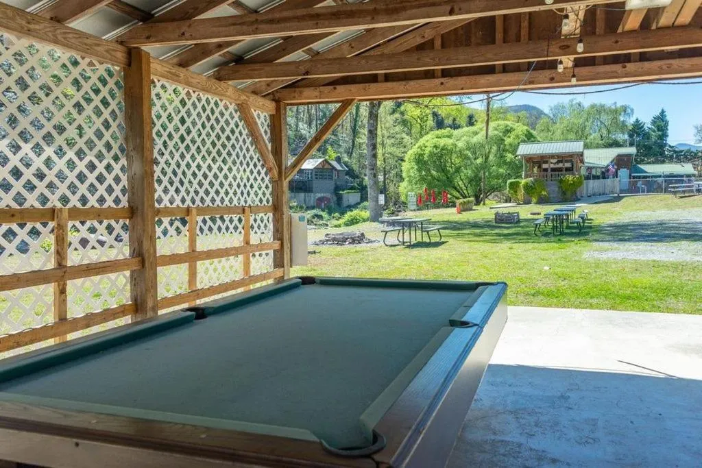 Billiard in Geneva Hotel & Tiki Bar