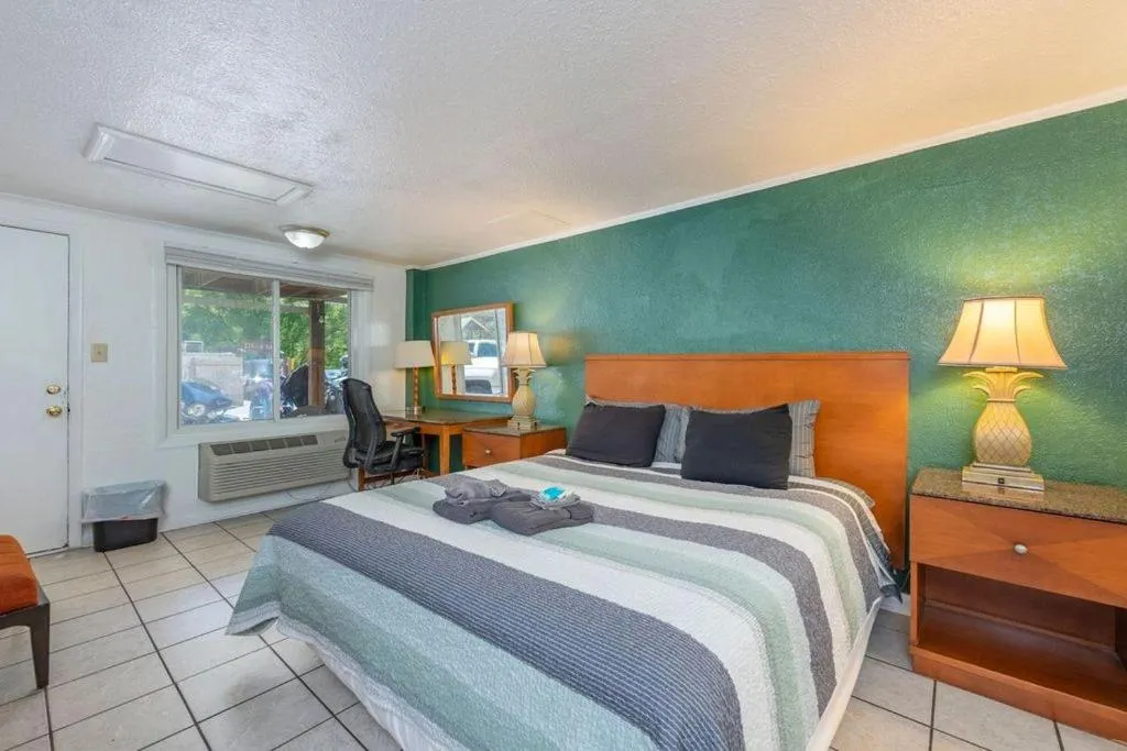 Bed in Geneva Hotel & Tiki Bar