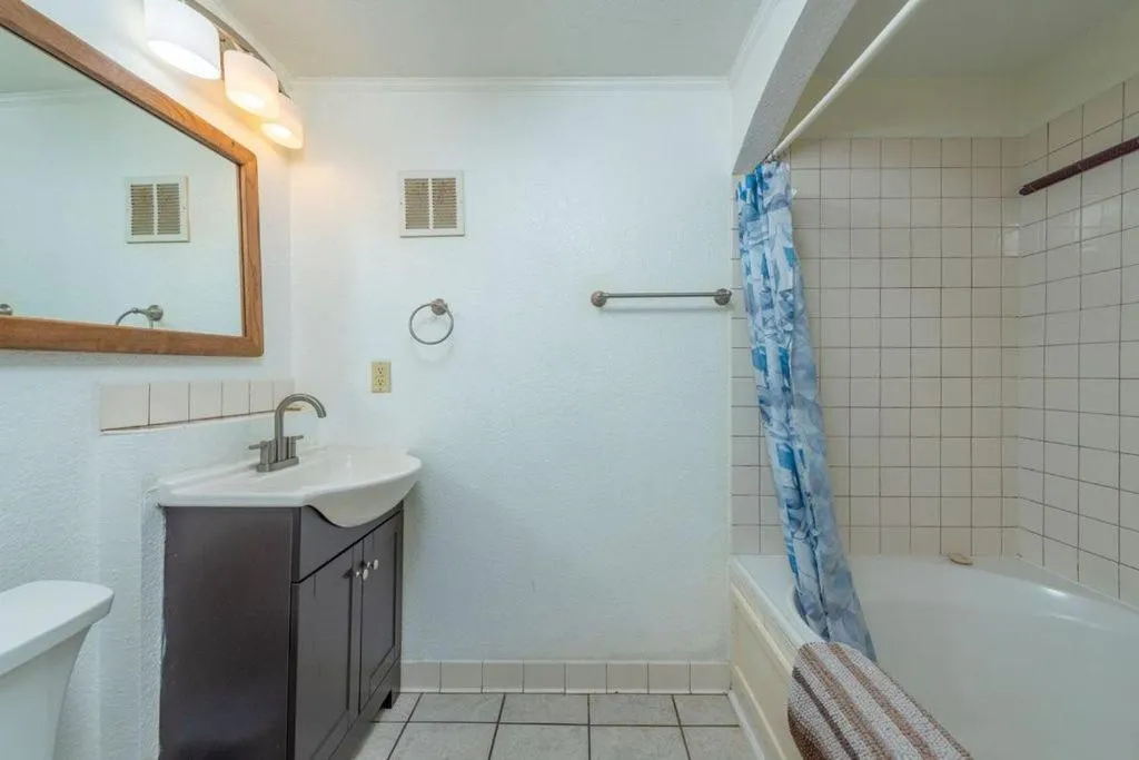 Bathroom in Geneva Hotel & Tiki Bar