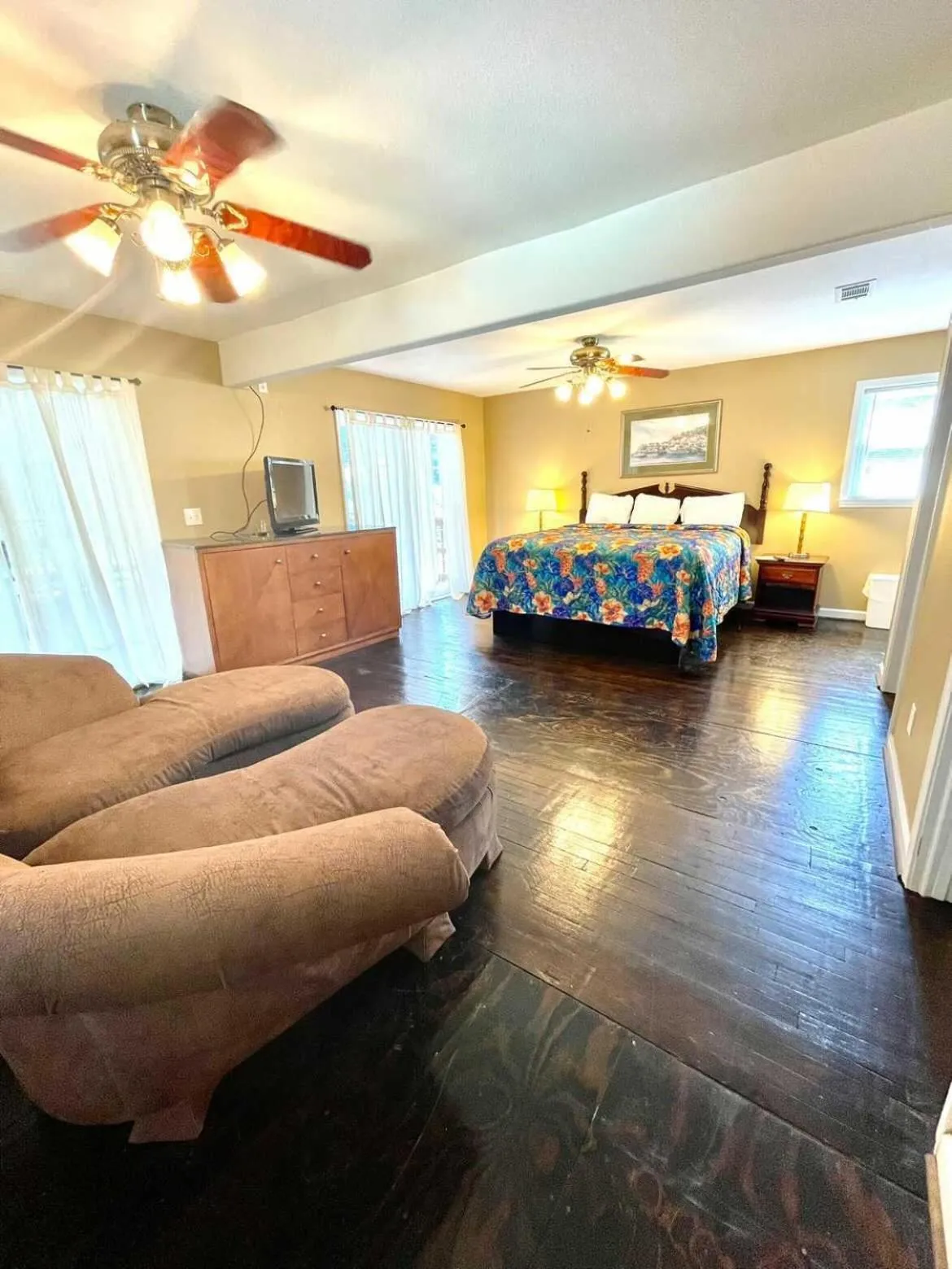 Bedroom in Geneva Hotel & Tiki Bar