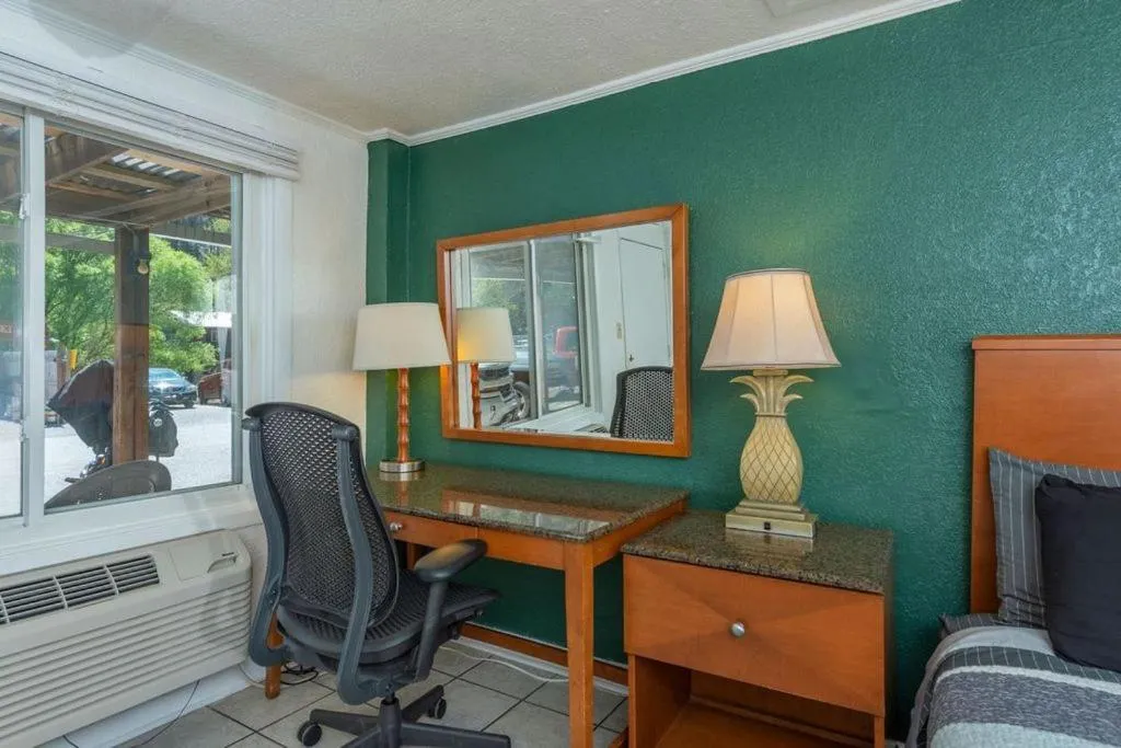 Geneva Hotel & Tiki Bar