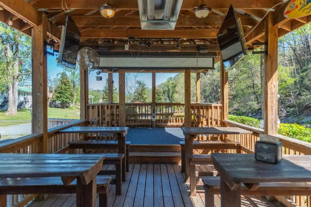 Restaurant/places to eat in Geneva Hotel & Tiki Bar