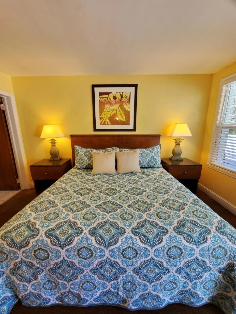 Bed in Geneva Hotel & Tiki Bar