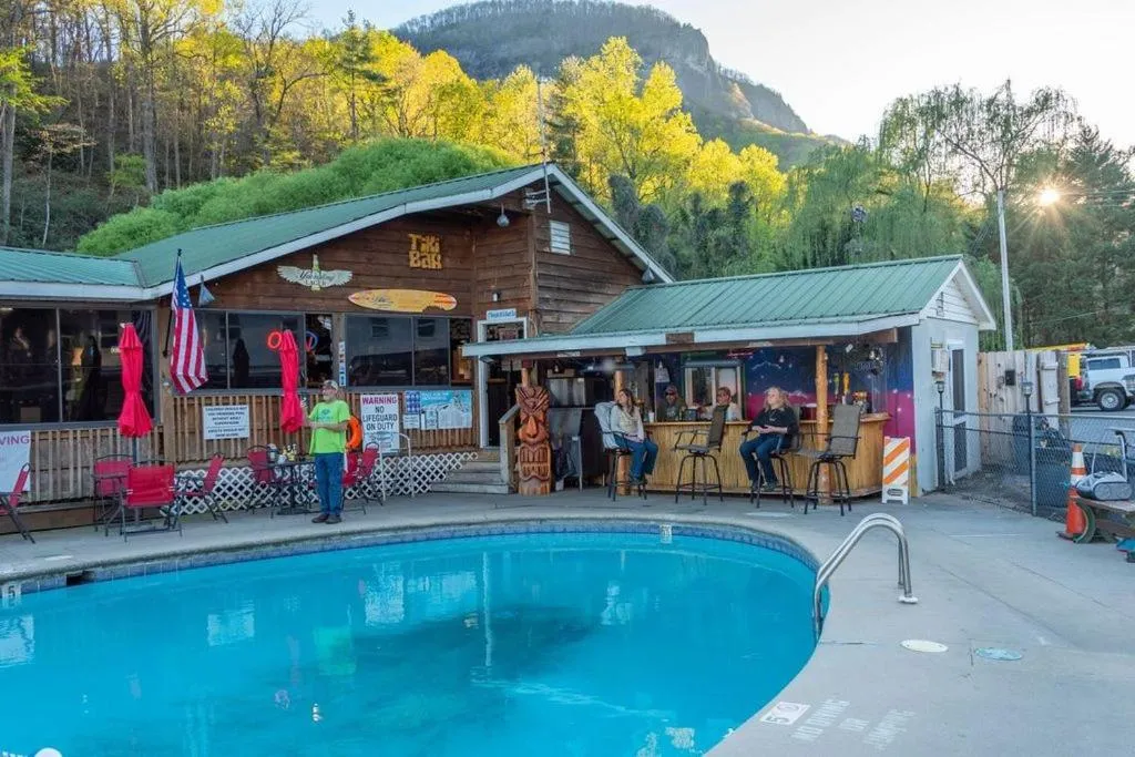 Restaurant/places to eat in Geneva Hotel & Tiki Bar