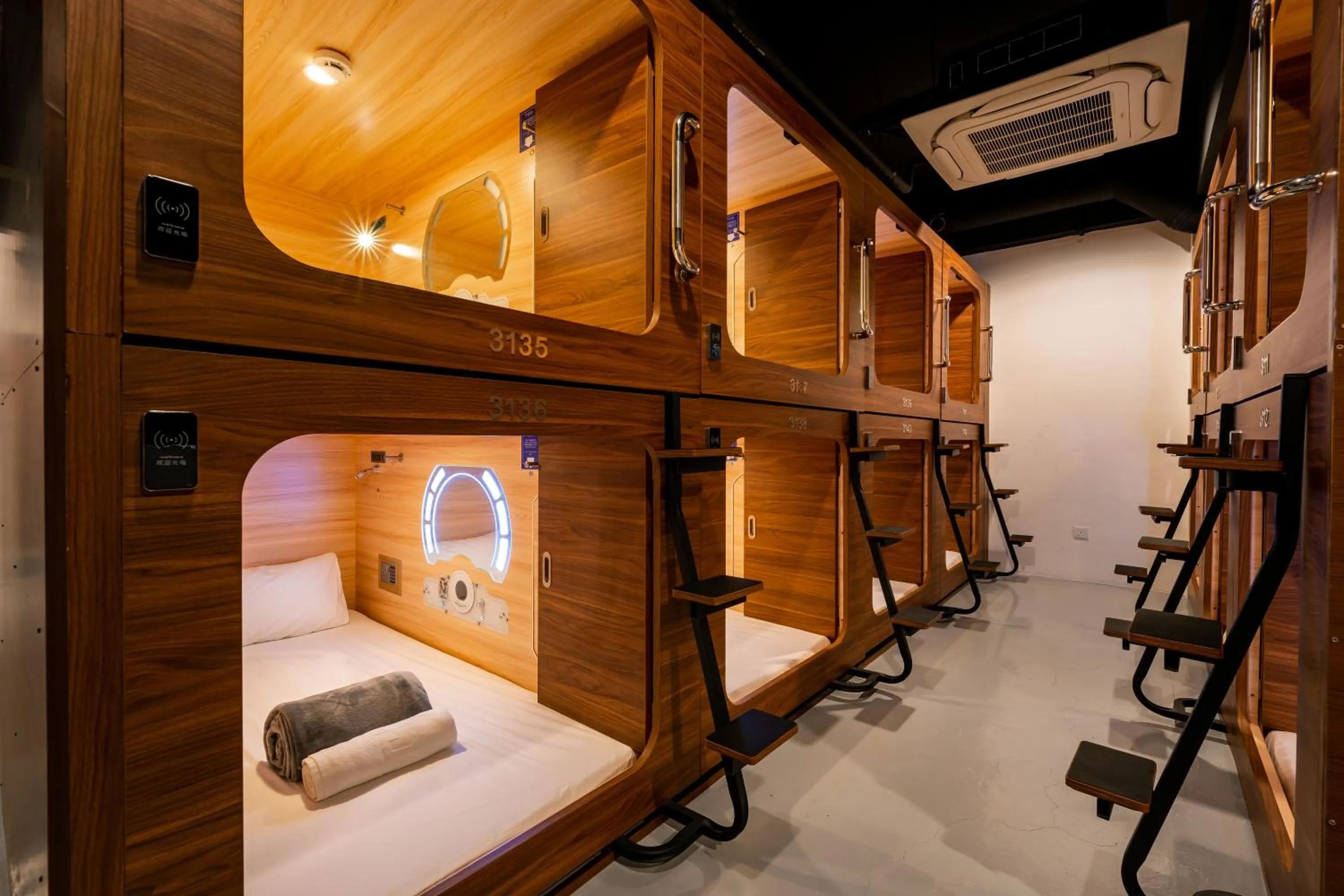Bed in Jpod Capsule Hotel