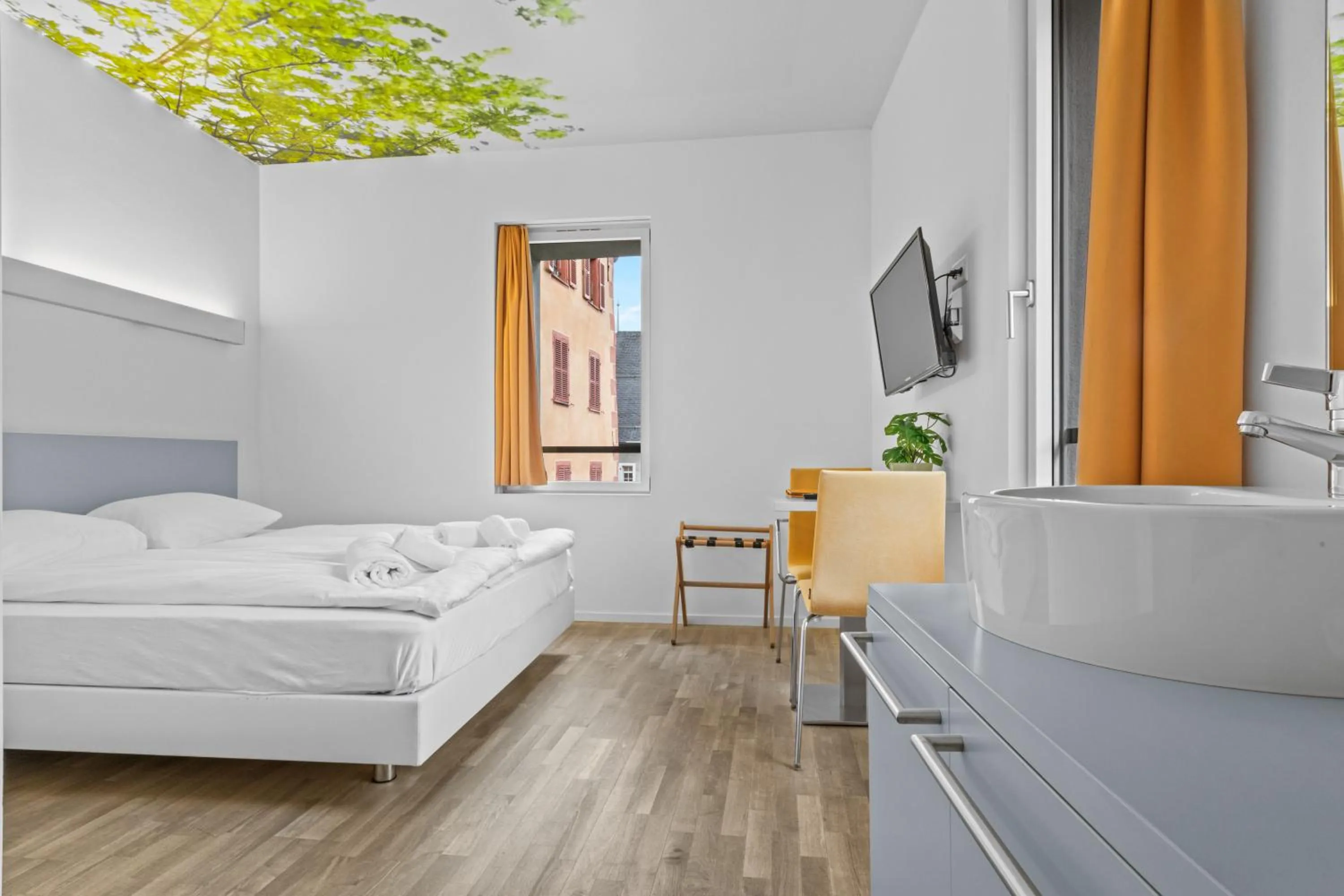 Photo of the whole room, Bed in Hôtel de la Poste Sierre