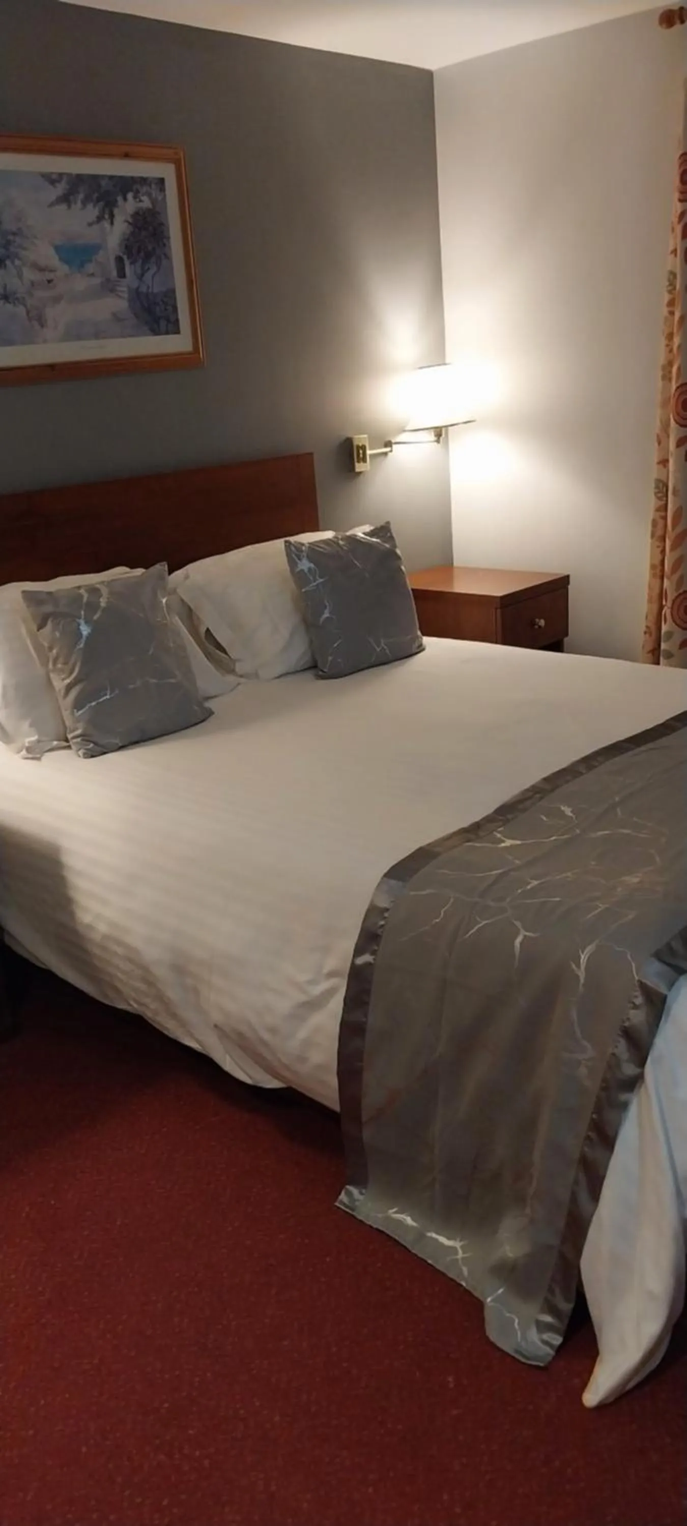Bed in The Emmbrook Inn Hotel