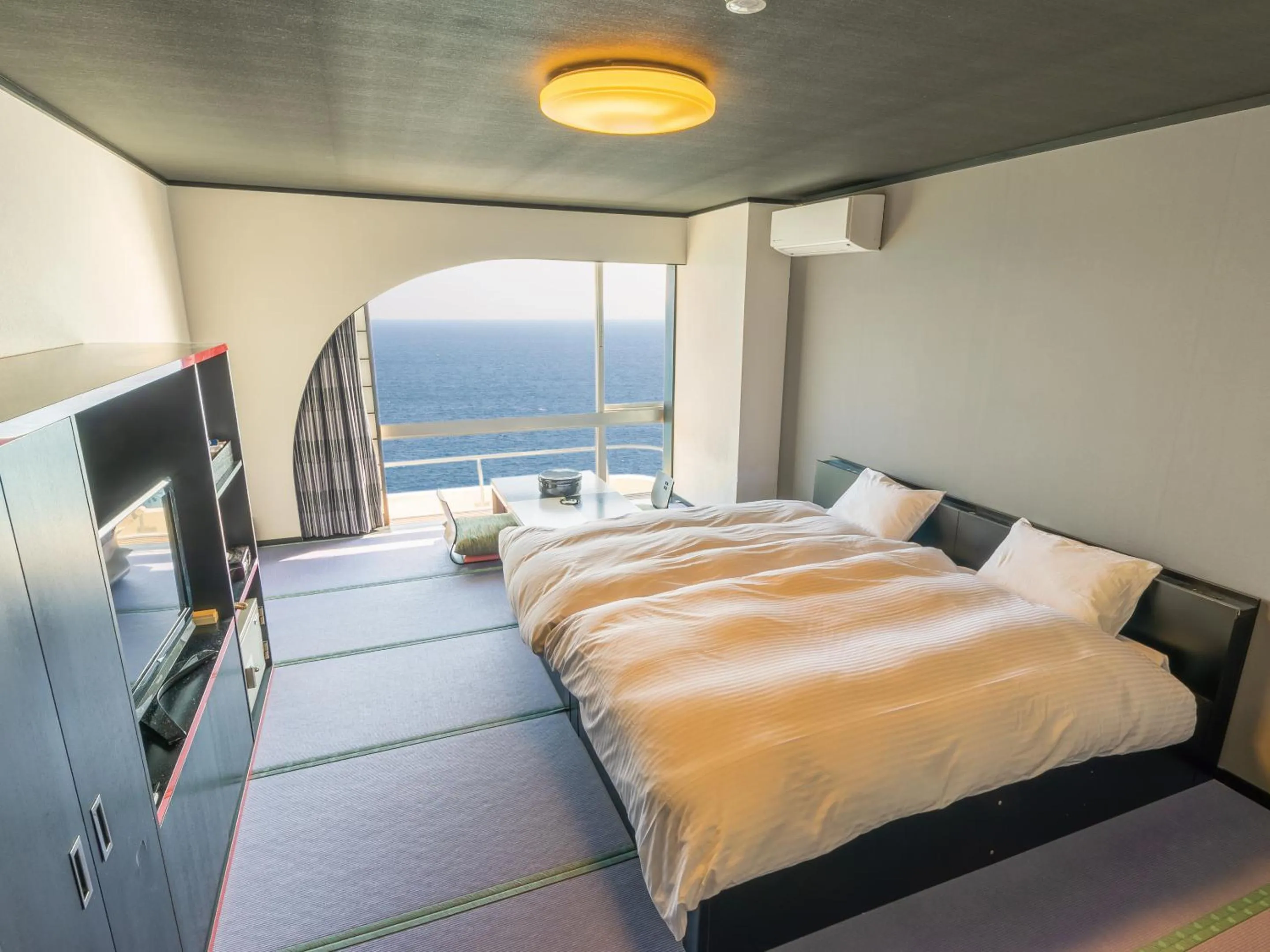 Photo of the whole room, Bed in Atagawa Onsen Blue Ocean