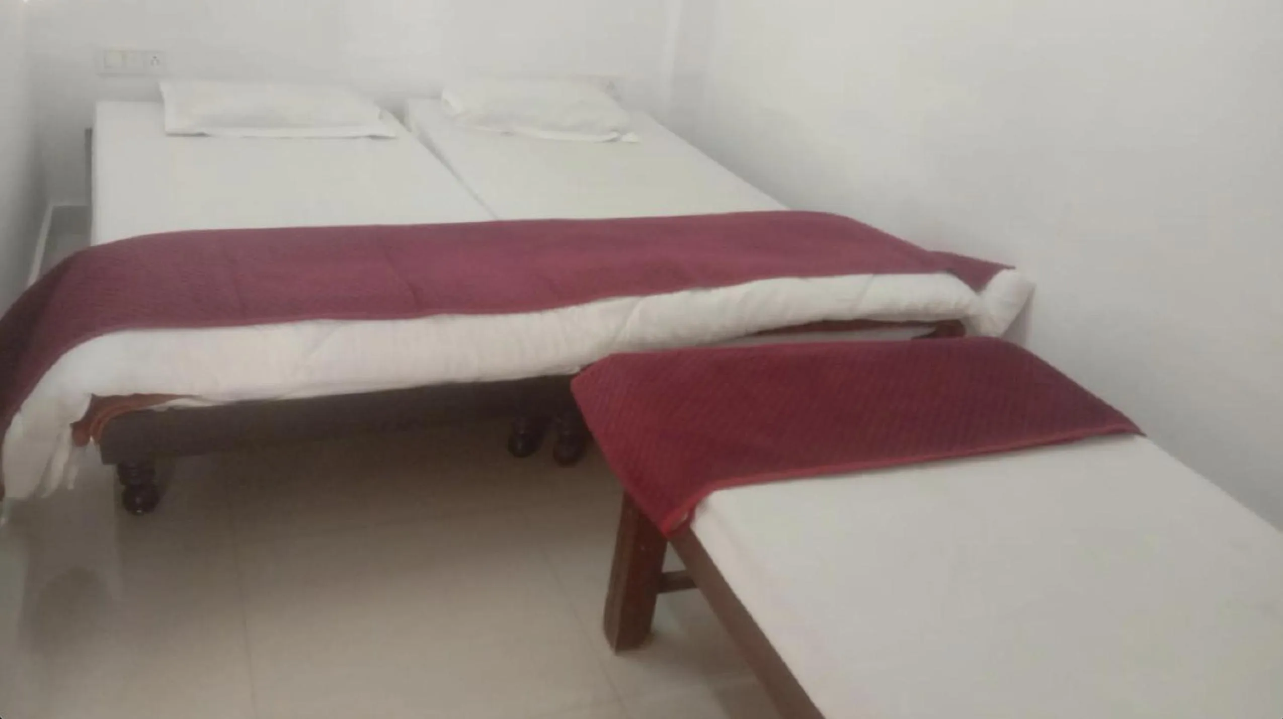 Bed in Ashish Guest House, Goverdhan Vilas