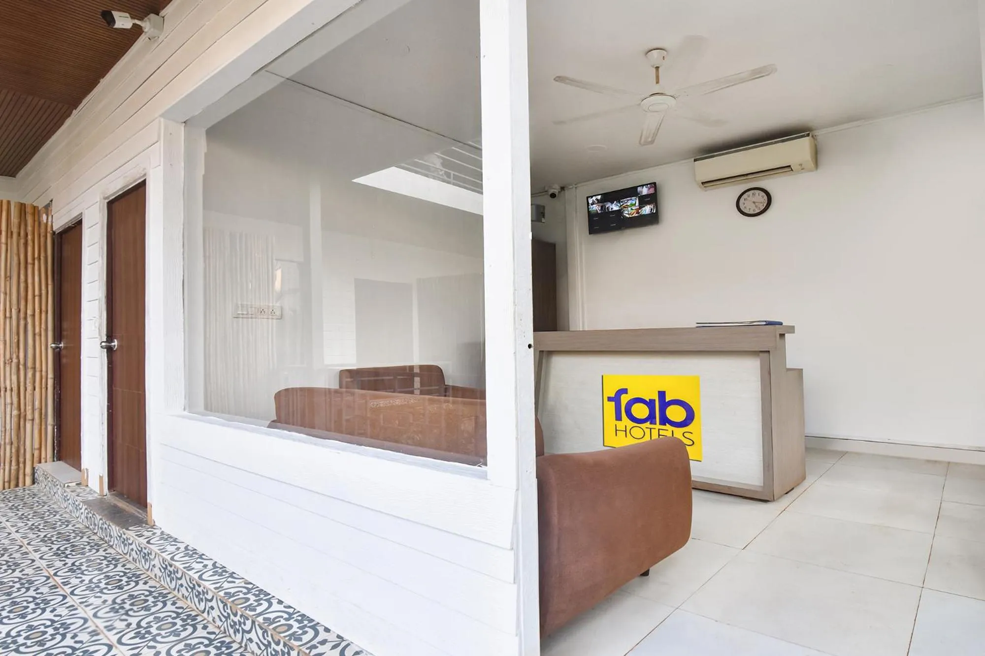 Lobby or reception in FabHotel Morjim Bliss