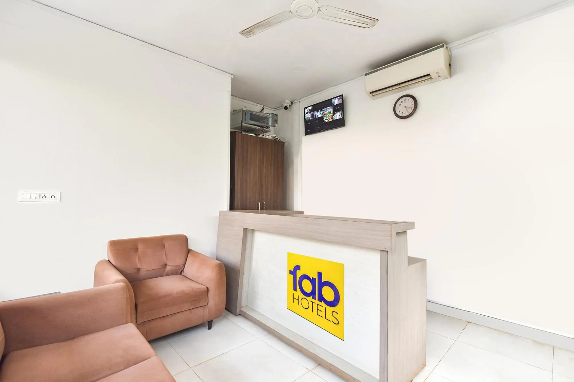 Lobby or reception in FabHotel Morjim Bliss