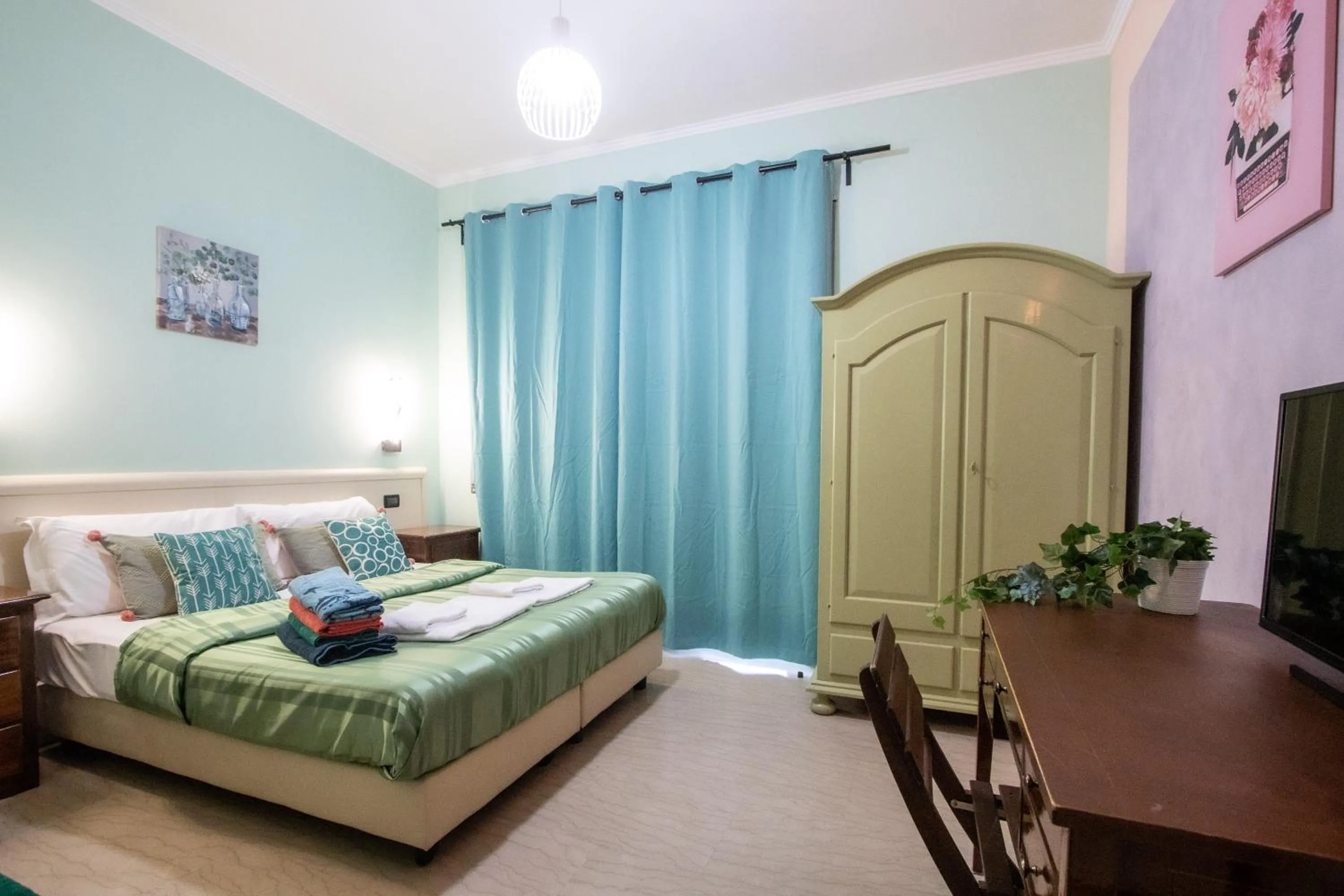 Living room, Bed in B&B Colorful Suite Yard