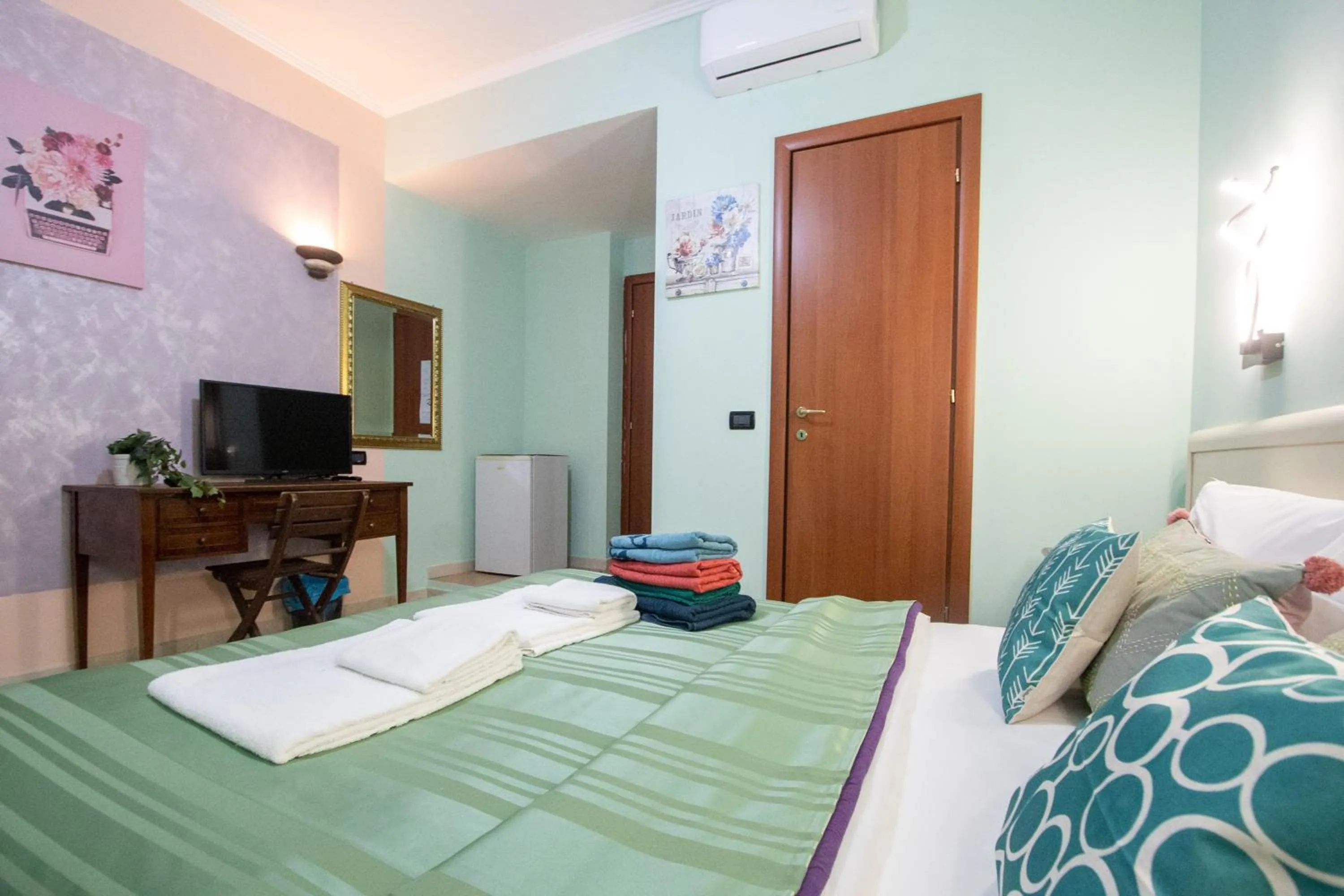 Communal lounge/ TV room, Bed in B&B Colorful Suite Yard