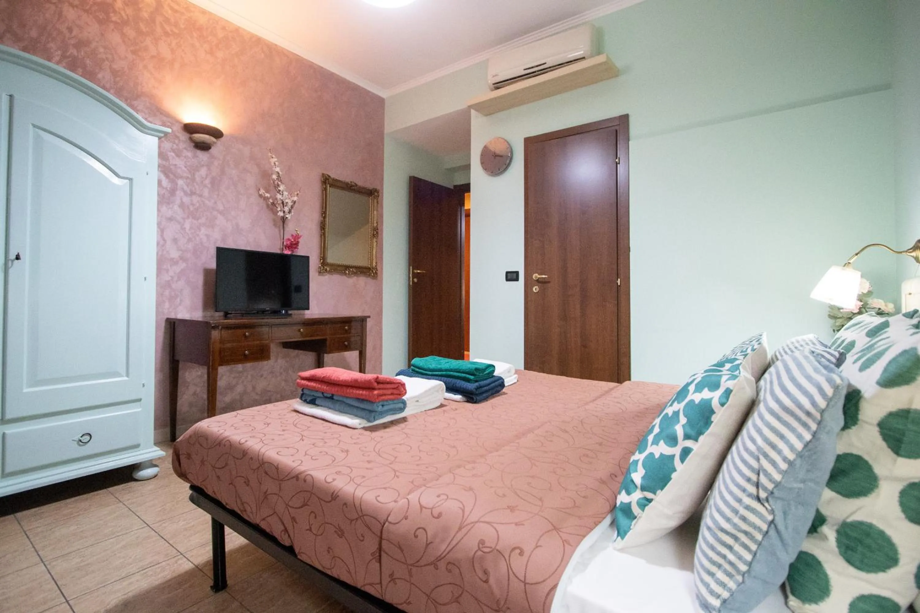 Communal lounge/ TV room, Bed in B&B Colorful Suite Yard