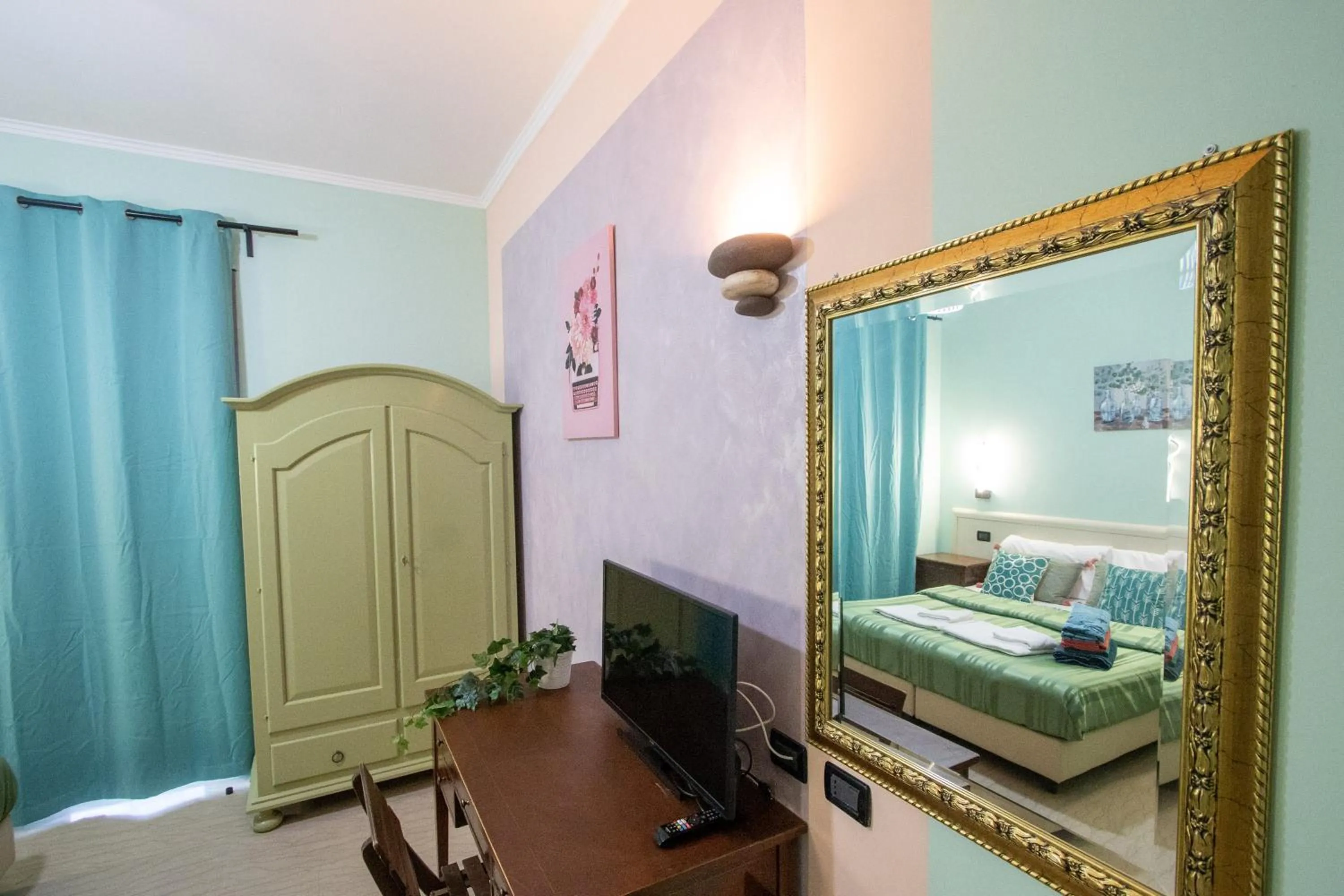 Living room, Bed in B&B Colorful Suite Yard