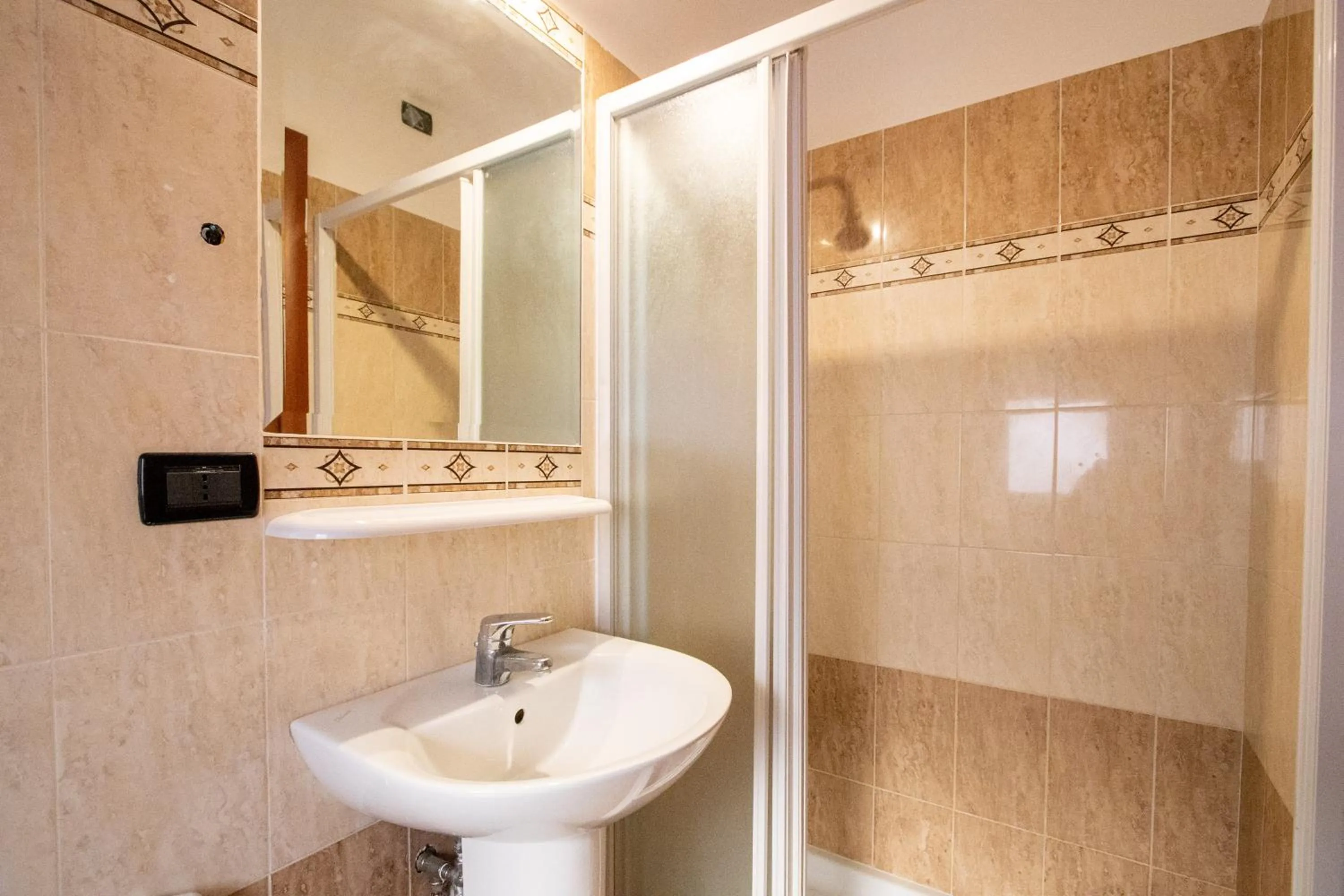 Shower in B&B Colorful Suite Yard