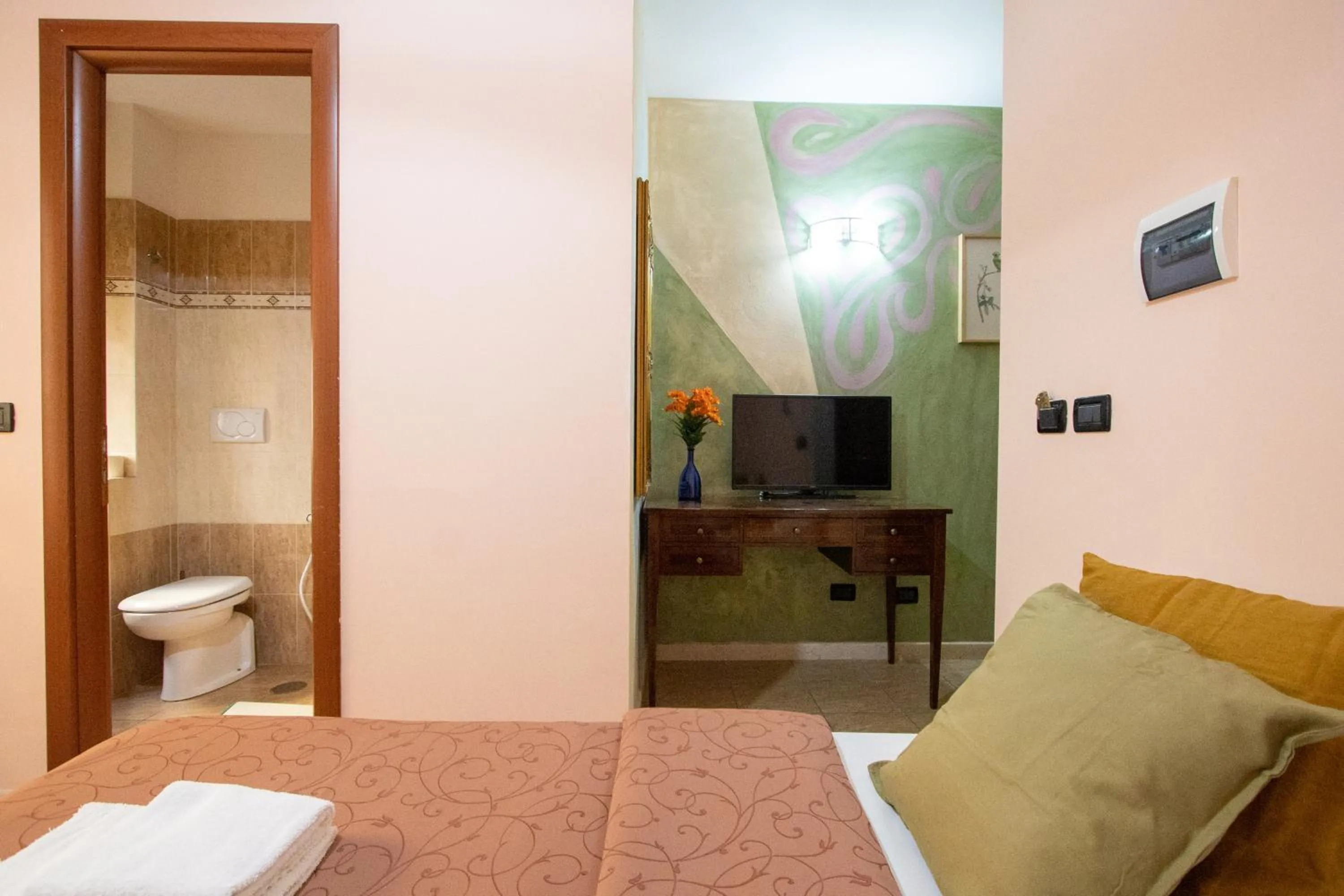 Communal lounge/ TV room, Bed in B&B Colorful Suite Yard